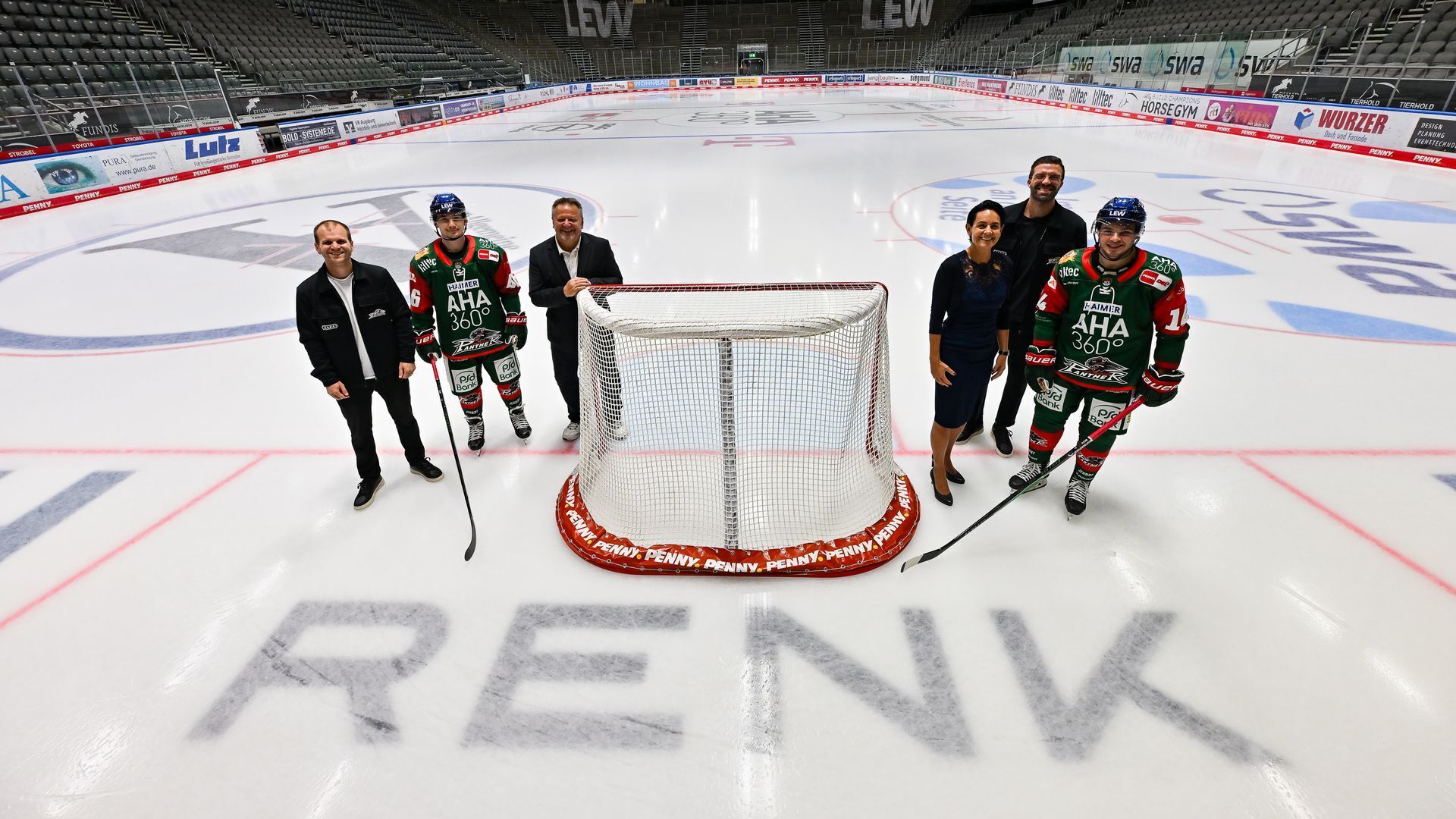 (v.l.n.r.): Christian Frisch, Leitung Marketing und Sponsoring der Augsburger Panther, Moritz Elias, Klaus Refle, Betriebsratsvo