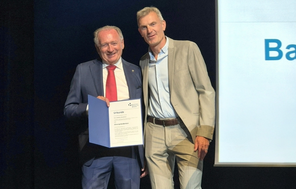 Markus Brutscher (rechts) ist neuer Präsident des Baustoff Recycling Bayern e. V. und folgt auf Matthias Moosleitner (links). Foto: BVSE / Geiger