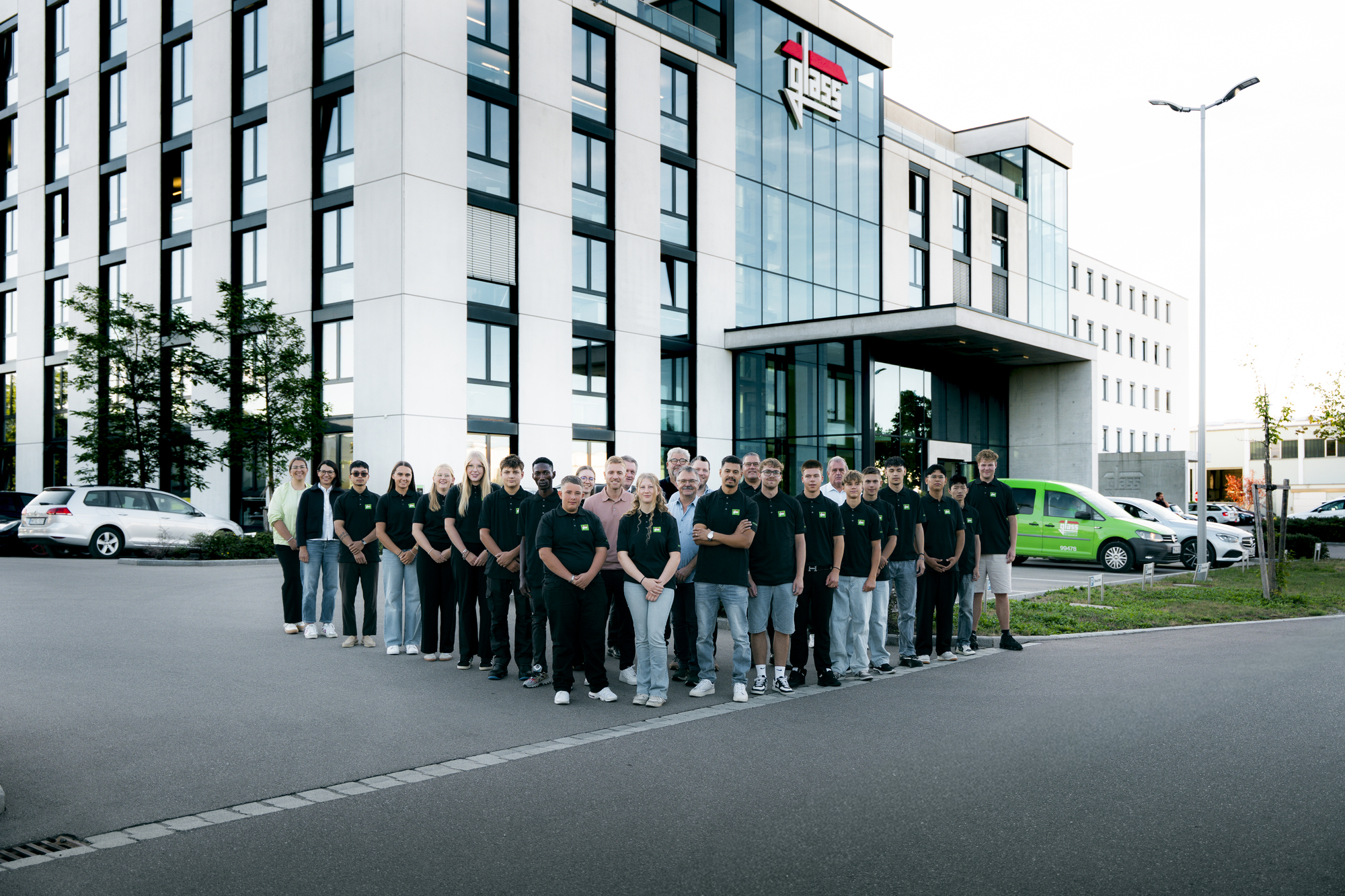 <p>Die neuen Auszubildenden von Glass in Mindelheim. Foto: Linus Reulein/ <strong>Glass GmbH Bauunternehmung</strong><br></p>