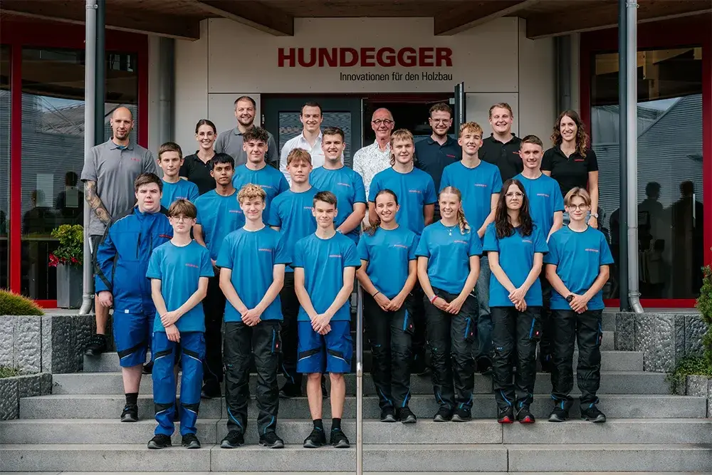 Zum Ausbildungsstart 2026 begrüßt die Hans Hundegger AG 16 neue Auszubildende.