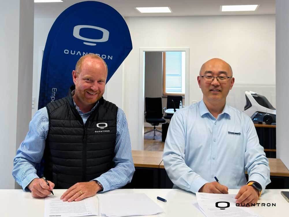 Von links: Andreas Haller, CEO der Haller Group und Gründer von Quantron, und Dr. Feilong Liu, Gründer und CEO von HyperView. Foto: Quantron