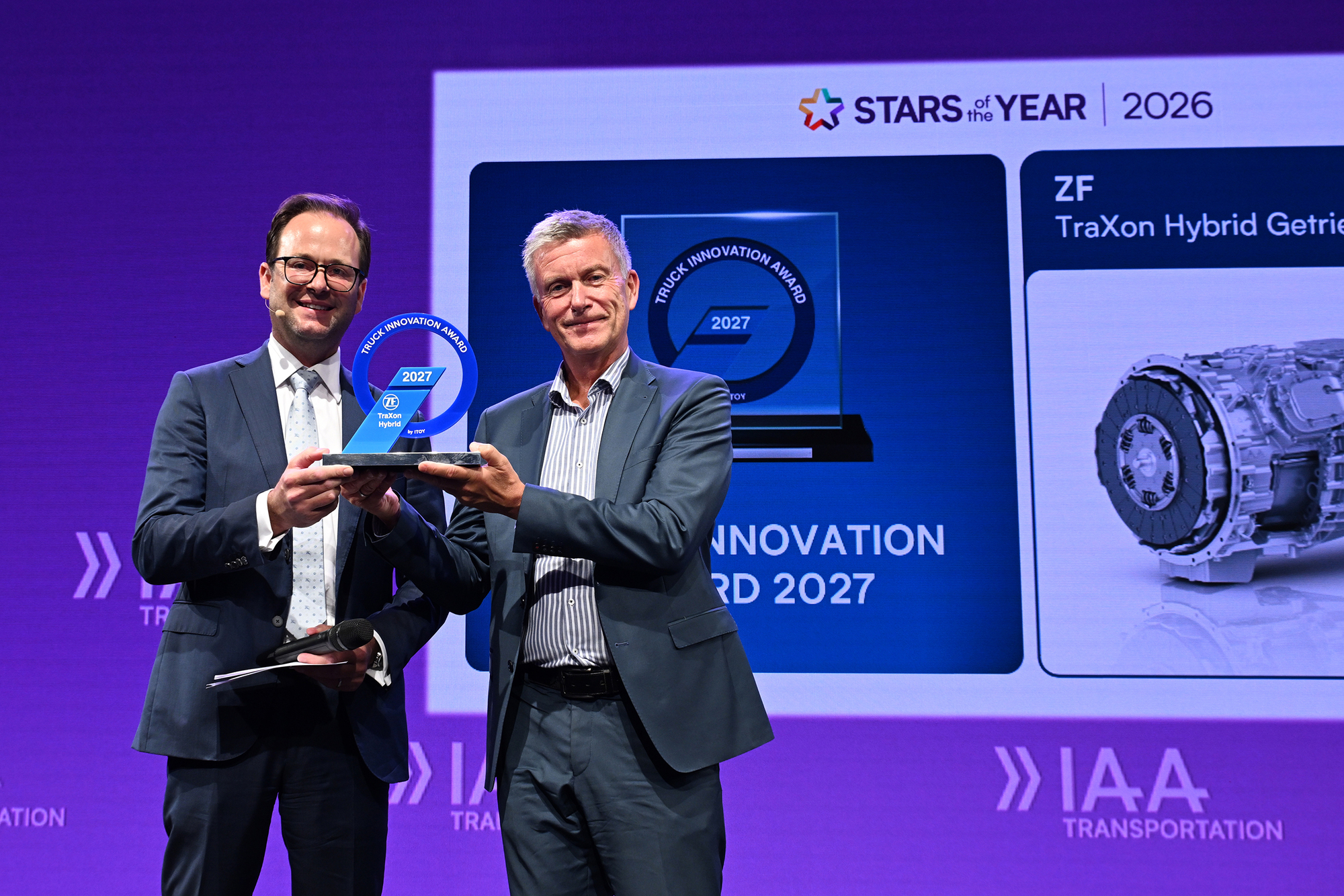 Von links: Florian Engel, Vorsitzender der Jury des International Truck of the Year und ZF-Vorstand Andreas Moser bei der Preisverleihung des „Truck Innovation Award 2027“. Foto: ZF