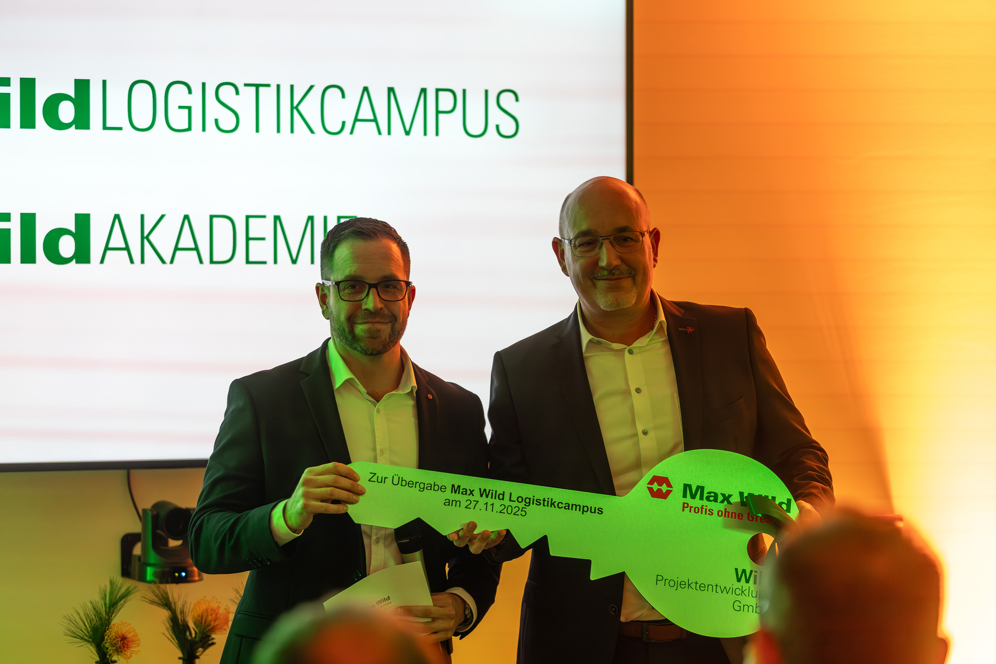 Schlüsselübergabe für den neuen Logistikcampus, von links: Projektentwickler Josef Staller und Geschäftsführer Jochen Wild. Foto: Max Wild