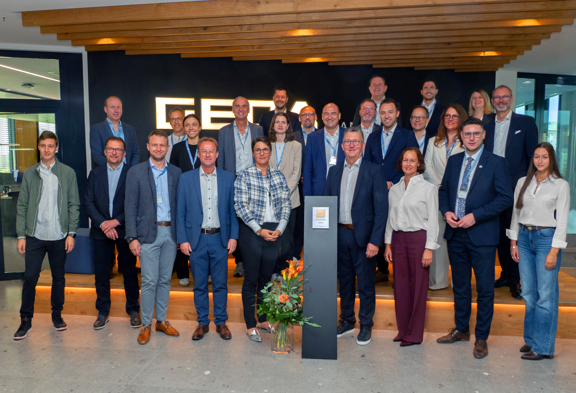 Bei der feierlichen Übergabe des DGNB-Gold-Zertifikats für das neue Geda-Verwaltungsgebäude in Asbach-Bäumenheim.