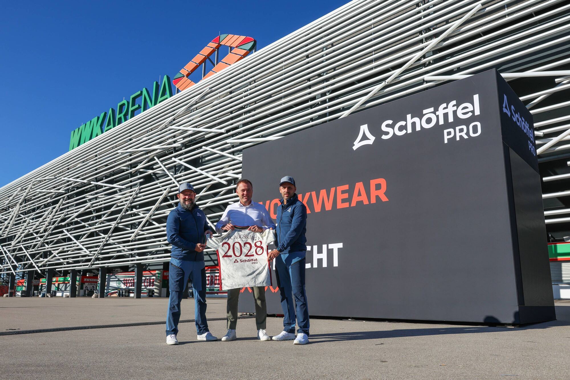 Thomas Bräutigam (Geschäftsführer Schöffel Pro), Pierre Lemmermeyer (Mitglied der Geschäftsleitung beim FC Augsburg) und Tobias