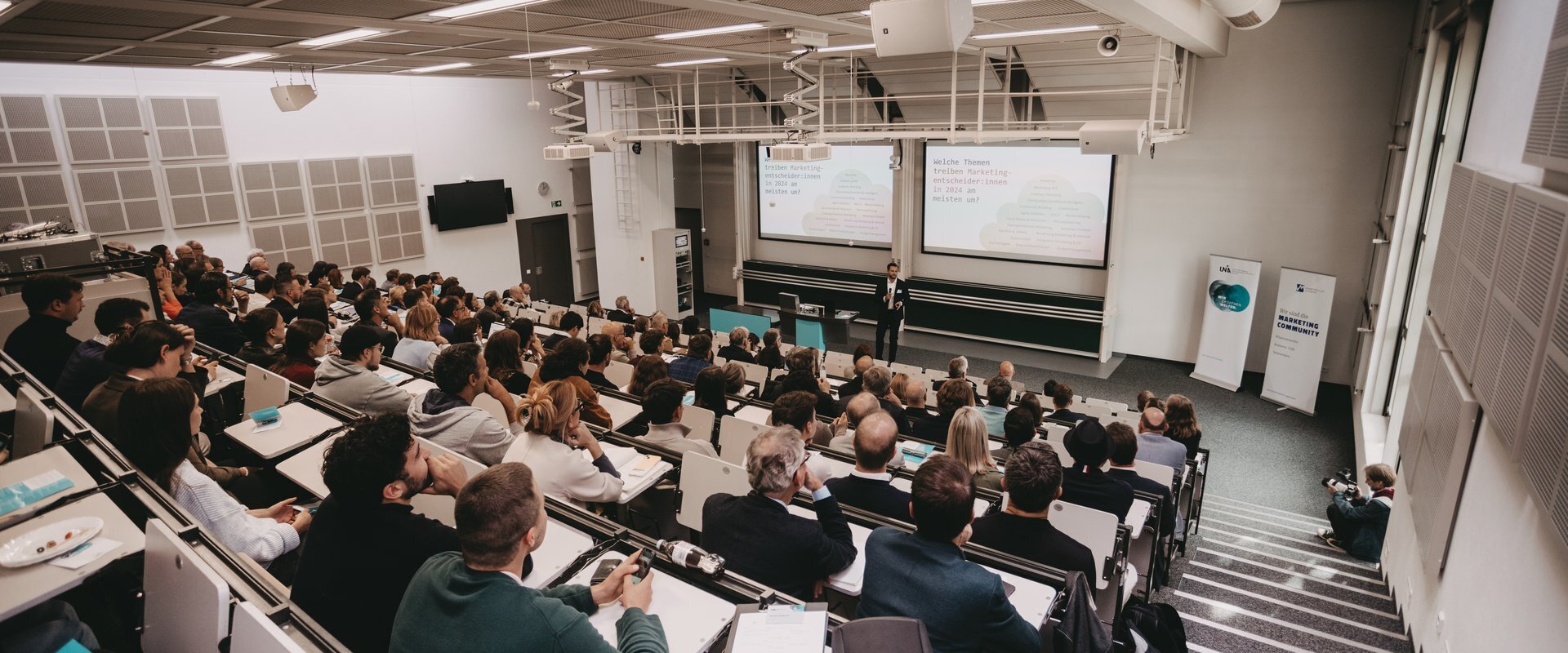 Der Augsburger Marketing Tag findet an der Wirtschaftswissenschaftlichen Fakultät der Uni Augsburg statt. Foto: Matthias Leo