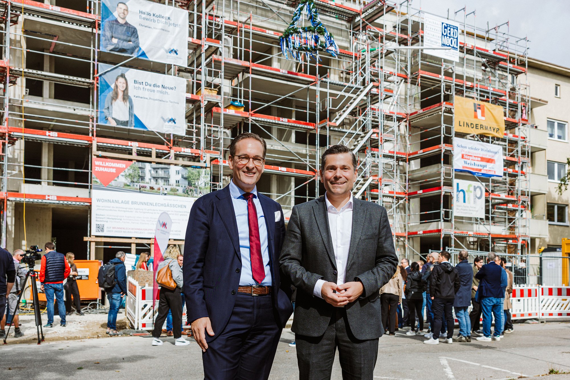 (v.l.n.r.): Mark Dominik Hoppe, Geschäftsführer der Wohnbaugruppe Augsburg, und Florian Freund, Oberbürgermeister und Aufsichtsr