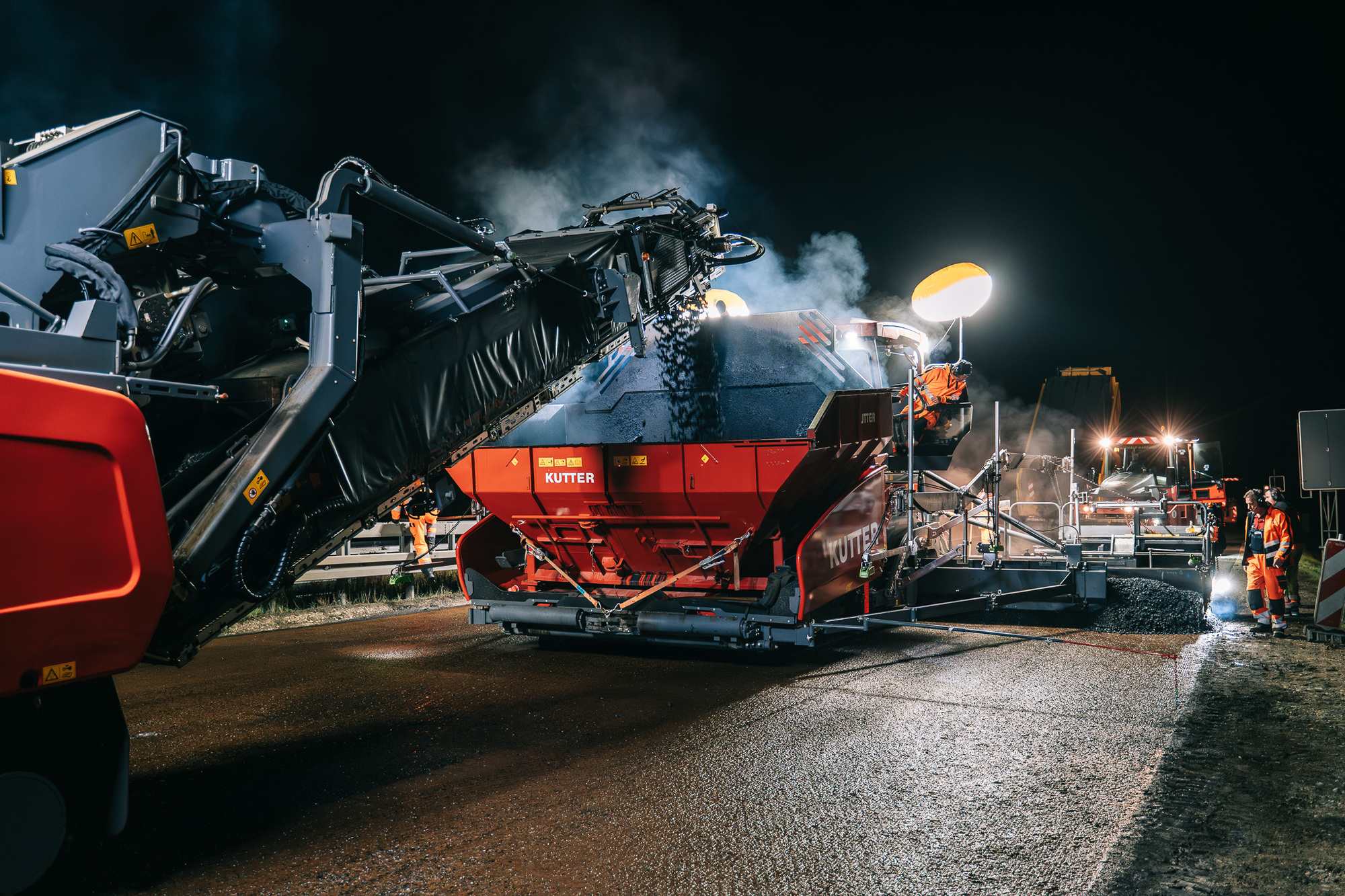 Eine Kaltfräse der KUTTER Bauunternehmung in Aktion. Foto: Kutter