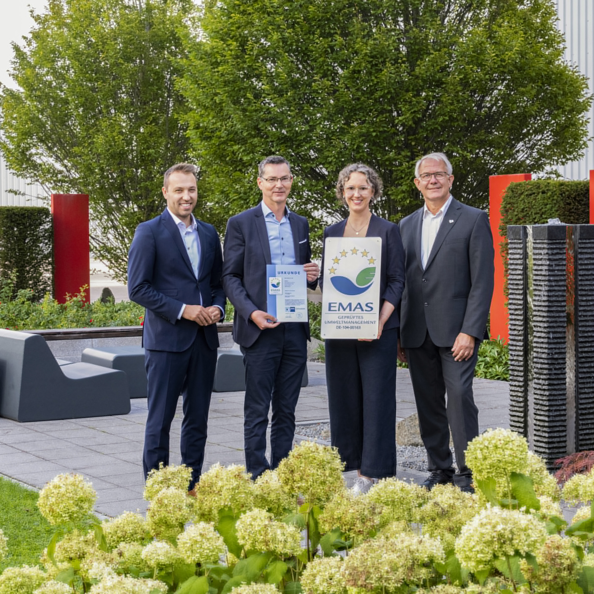 Von links: Matthias Hausmann (IHK Schwaben), Roland Handschiegel, Stine Blinne (beide Hama) und Martin Stegmair (stellv. Landrat). Foto: Hama