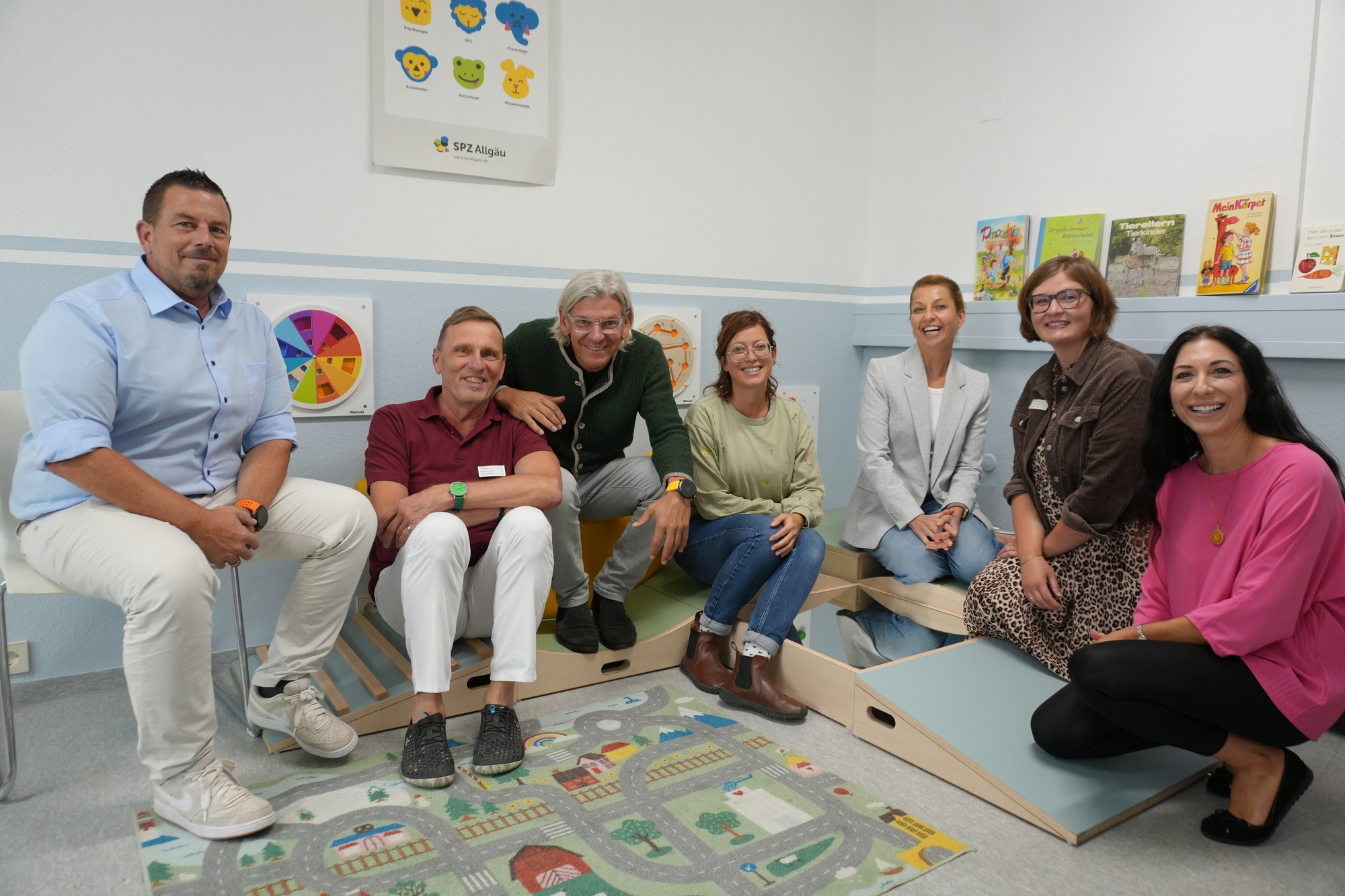Bei der Spendenübergabe im neugestalteten Wartezimmer des Sozialpädiatrischen Zentrums Allgäu.