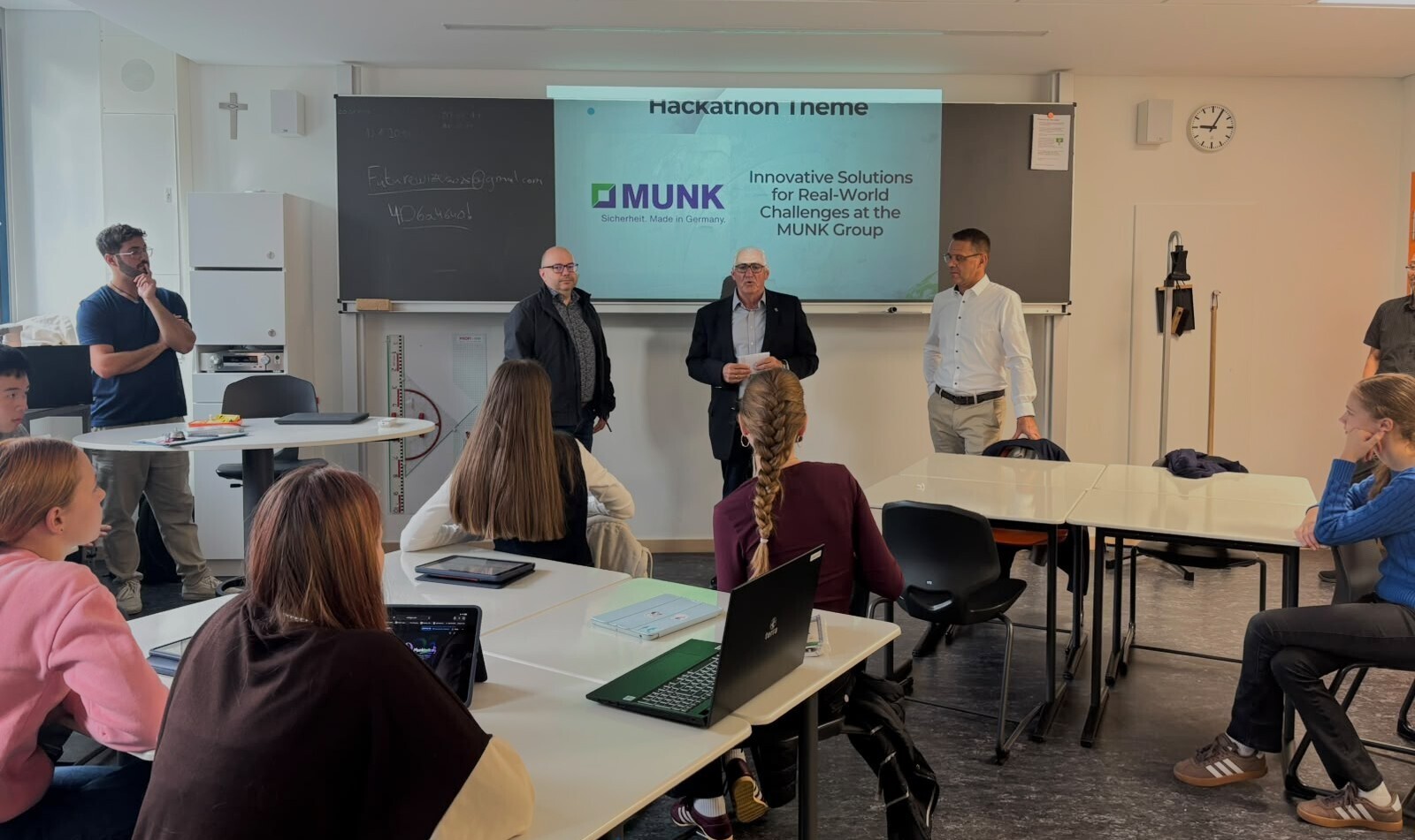 (v.l.n.r.): Ulrich Simon (Munk Group), Ferdinand Munk und Thomas Schulze beim KI-Hackathon in Günzburg.