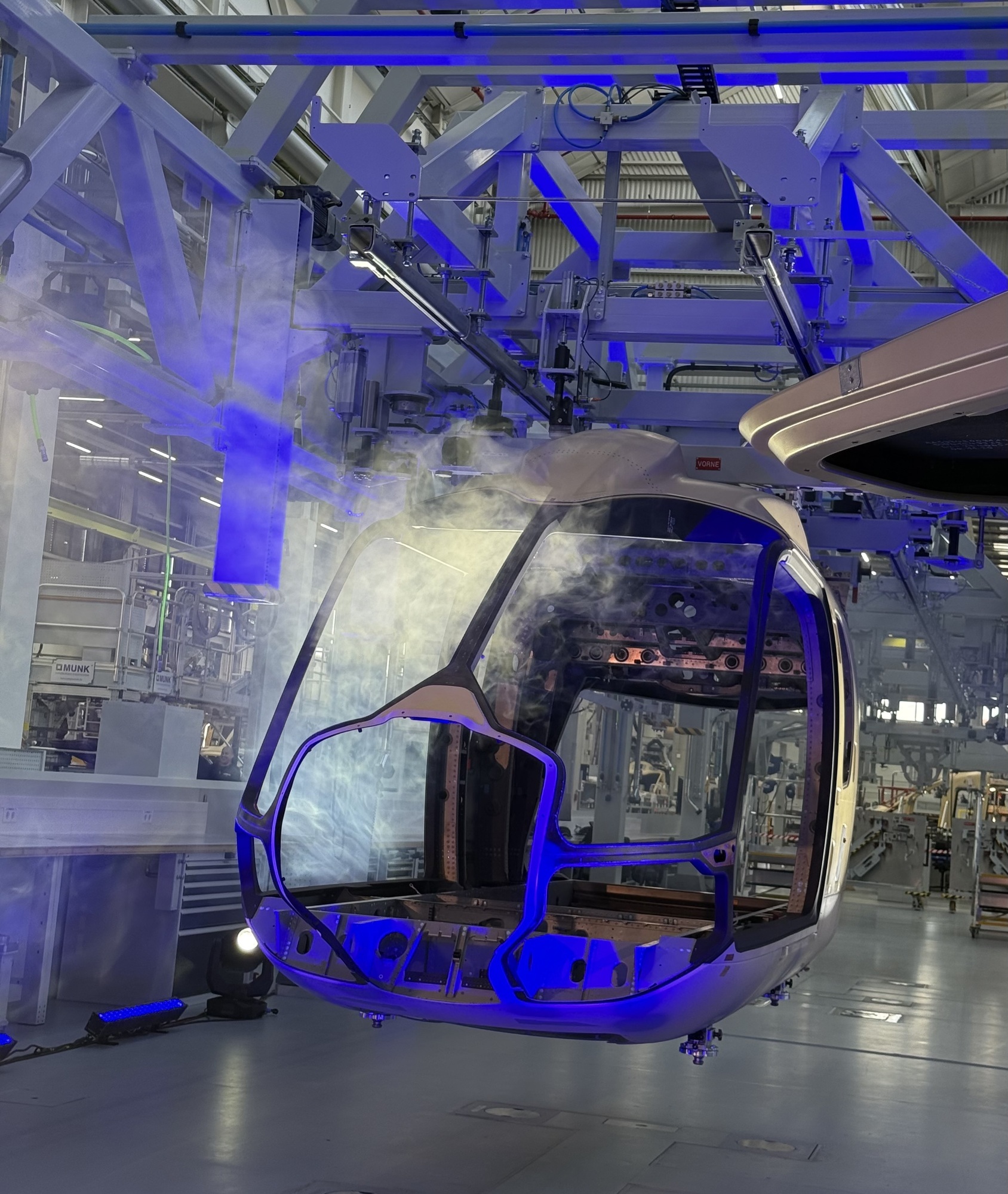 Mit dieser ersten H140-Serienzelle wurde die neue Montagelinie bei Airbus Helicopters in Donauwörth offiziell eröffnet. Foto: Pauline Jung