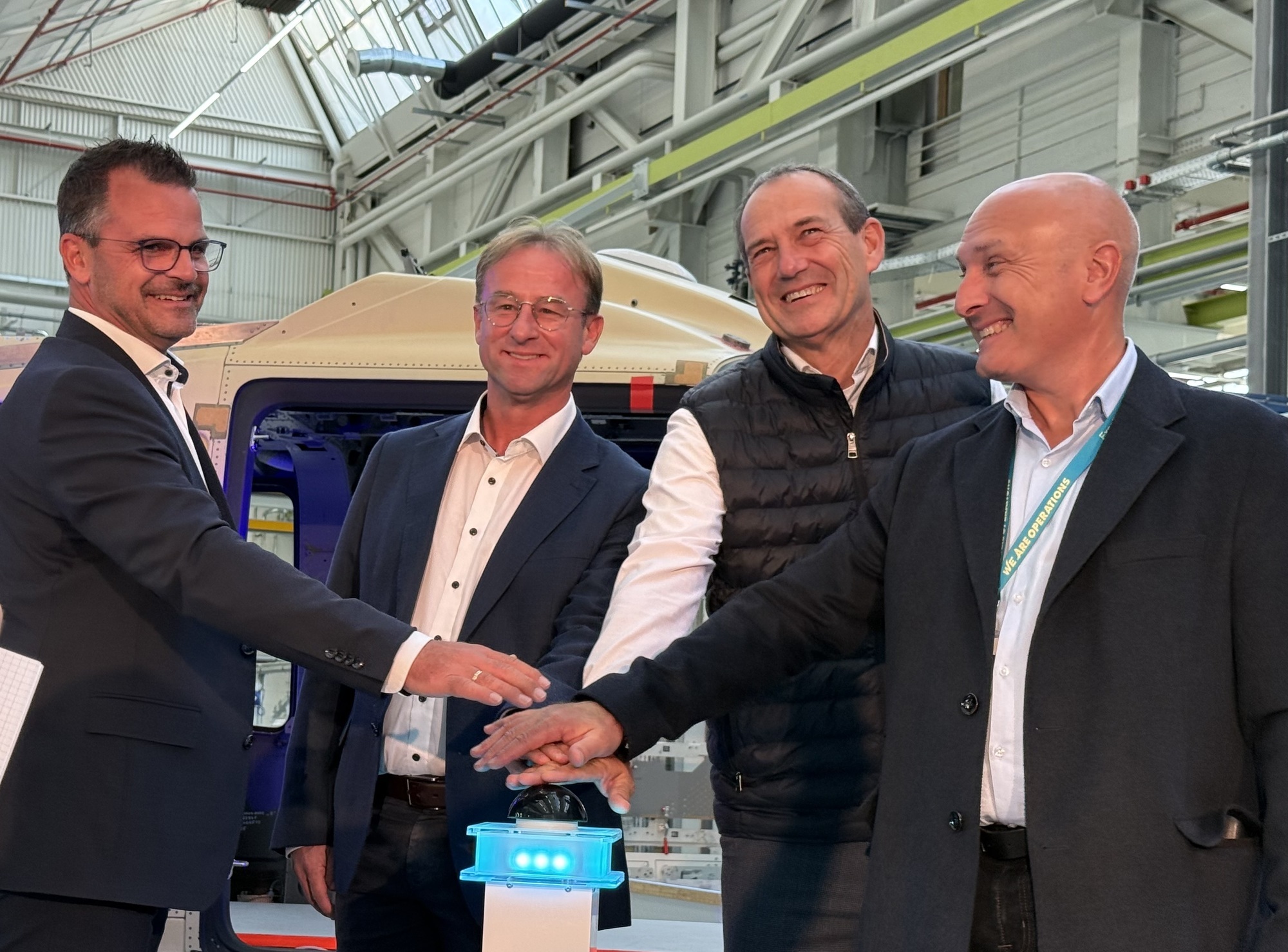Die Serienproduktion der H140 wurde symbolisch per Knopfdruck eröffnet: (von links) Oberbürgermeister Jürgen Sorré, MdL Wolfgang Fackler sowie Helmut Färber und Laurent Mazoué von Airbus. Foto: Pauline Jung