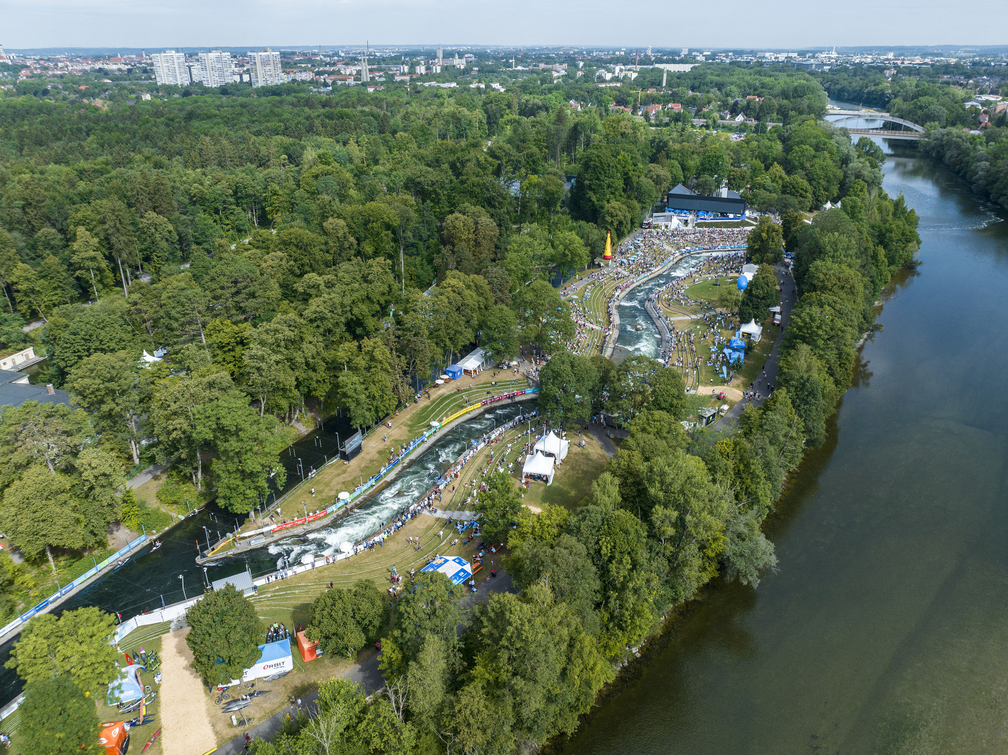 Die Kanustrecke am Augsburger Eiskanal. Finden hier in ein paar Jahren wieder Olympische und Paralympische Spiele statt? Foto: Michael Neumann Redgun