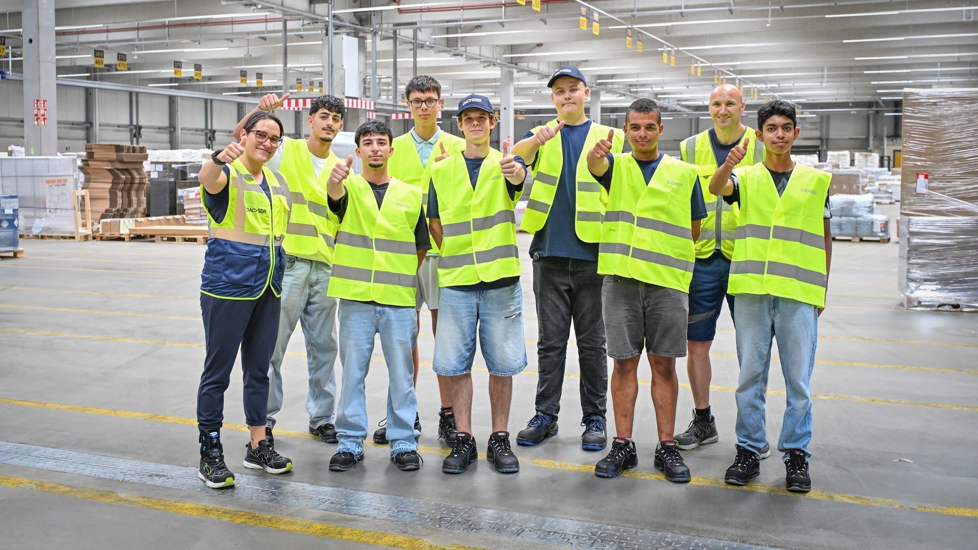 Zum Ausbildungsstart 2026 beginnen bei Dachser deutschlandweit 684 neue Auszubildende. Auf dem Bild zu sehen sind die neuen gewerblichen Auszubildenden im Dachser Logistikzentrum Rhein-Neckar in Mannheim. Foto: Dachser