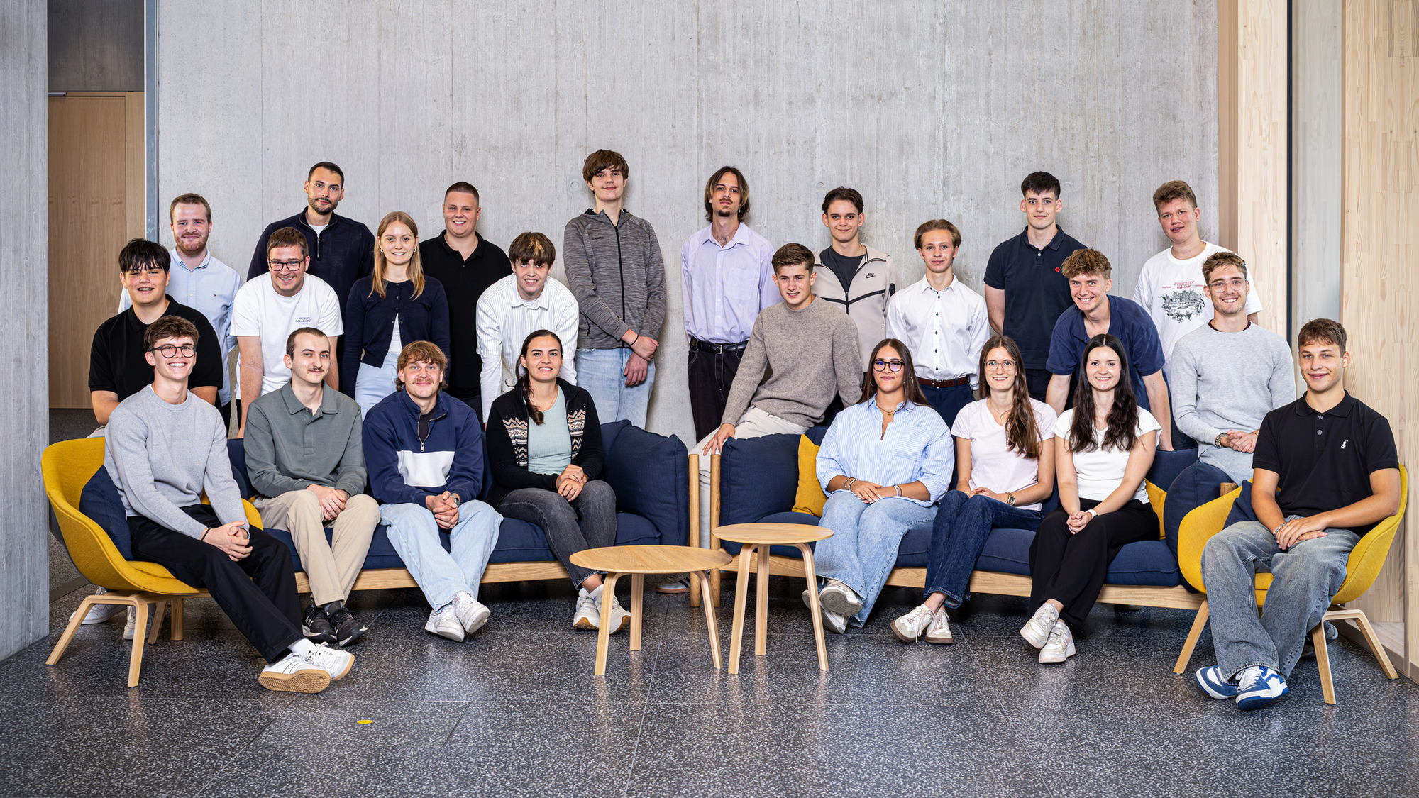 Die neuen Nachwuchskräfte am Dachser Head Office in Kempten mit den Ausbildungsverantwortlichen Kim Kilian Schneider, Consultant Education, (3. Reihe, 1. v. l.) und Fabian Duschek, Team Leader Education, (3. Reihe, 2. v. l.). Foto: Dachser/Matthias Sienz