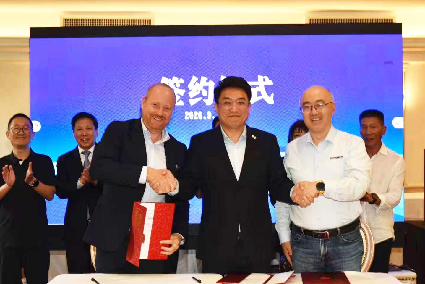 In China will Quantron autonome E-Lkw entwickeln. Dafür haben Andreas Haller (l.), CEO der Haller Group, Haohua Yu, CEO der Riyue Group, und Dr. Feilong Liu, CEO von HyperView, ein Rahmenabkommen unterzeichnet. Foto: Andreas Haller Holding GmbH