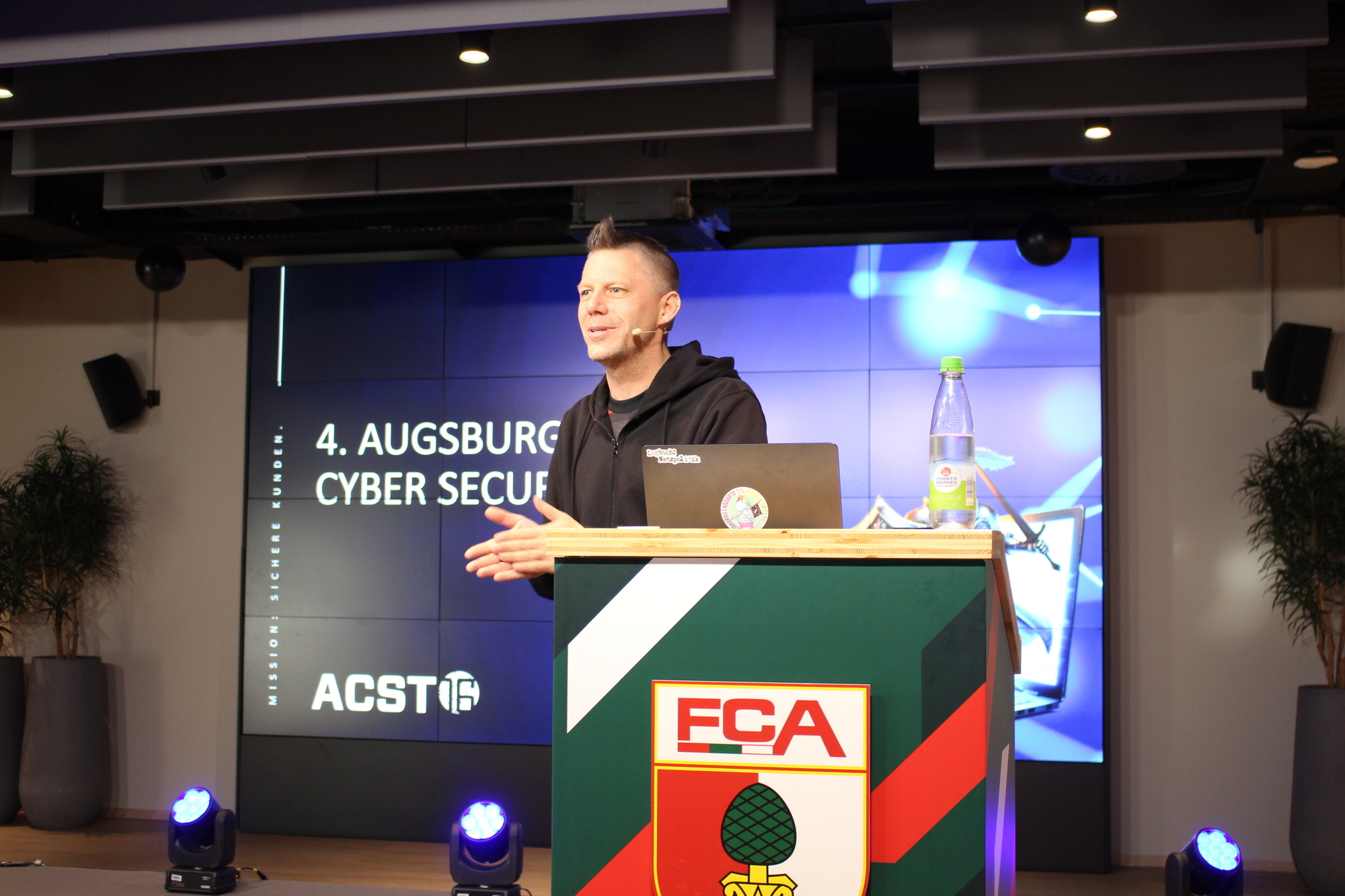Hacker Linus Neumann. Auf dem Augsburger Cyber Security Tag hat er über IT-Sicherheit und KI gesprochen. Foto: B4B/ Katharina Seeburger