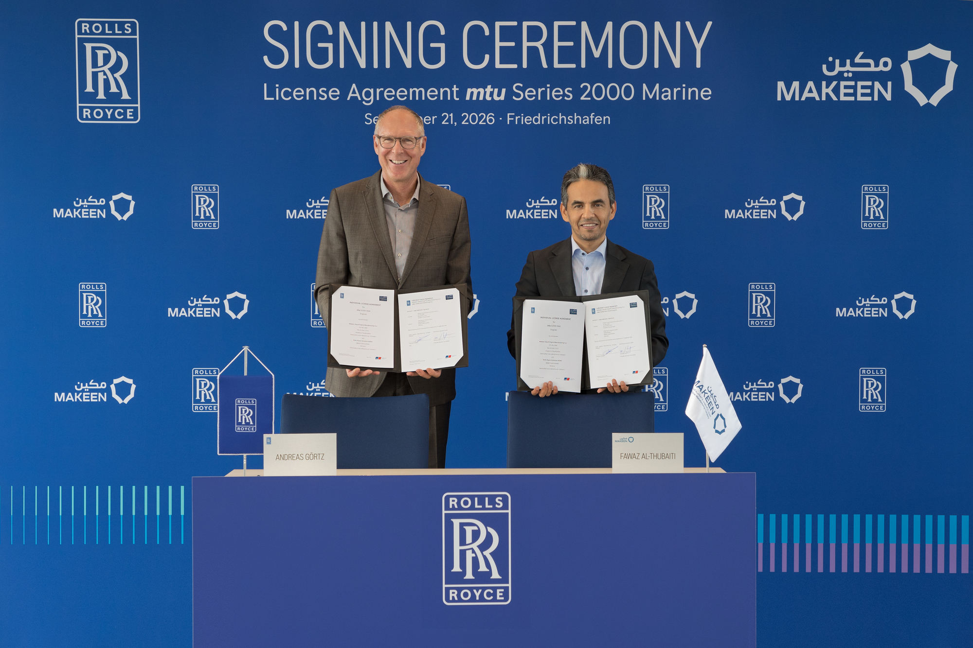 Andreas Görtz von Rolls-Royce Power Systems und MAKEEN-CEO Fawaz Al-Thubaiti (von links) bei der Unterzeichnung der Lizenzvereinbarung zur Produktion von mtu-Motoren der Baureihe 2000 in Saudi-Arabien. Foto: Rolls-Royce
