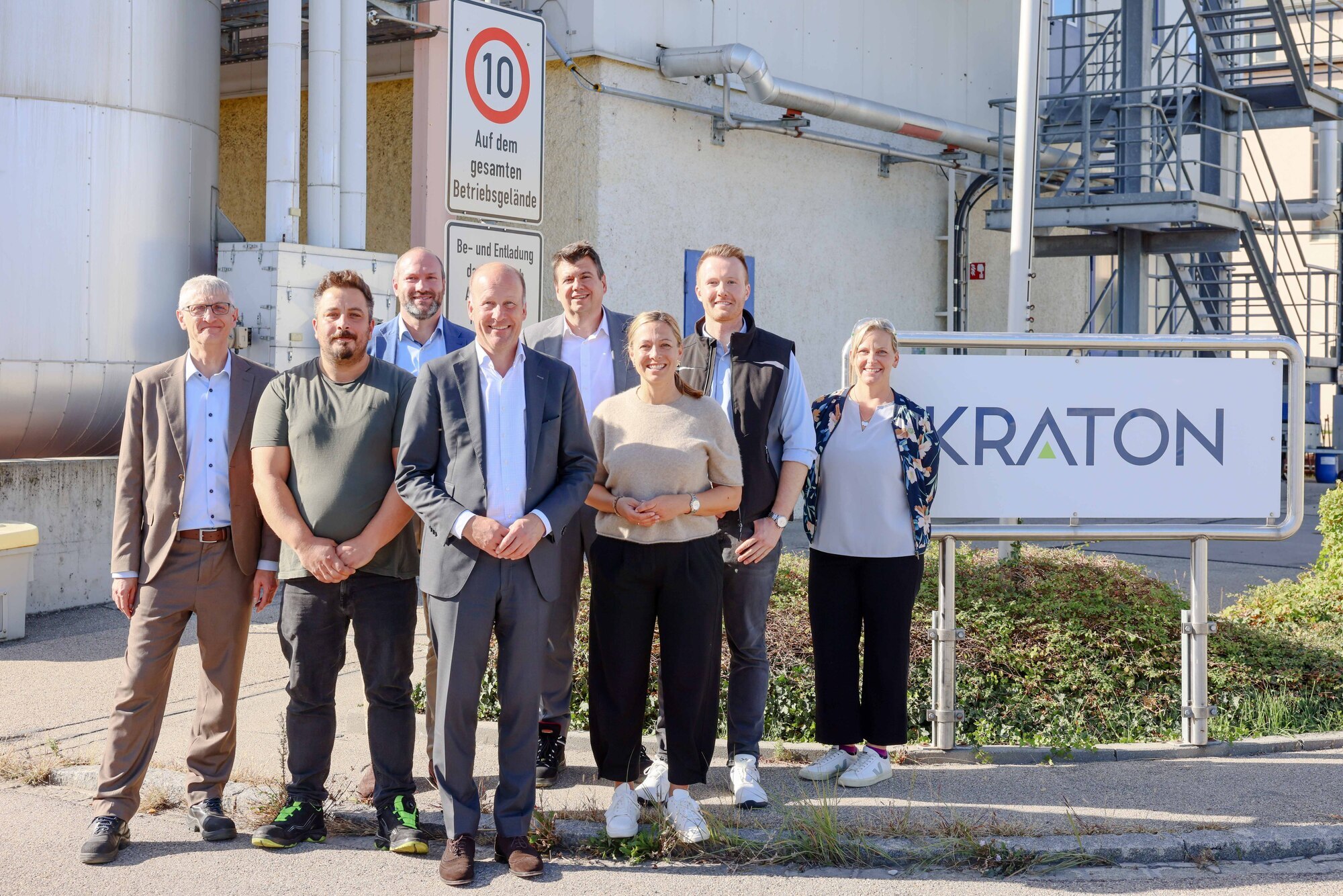 (v.l.n.r.): MVV-Geschäftsführer Dr. Markus Partik, Ali-Riza Pasli (Produktionsmeister), Andreas Remmele (Stadt Gersthofen), Land