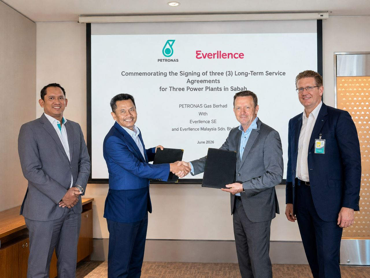 Von links: Wan Khairul Wan Kassim, Aziz Othman (beide Petronas), Per Rud und Michael Filous. Foto: Everllence