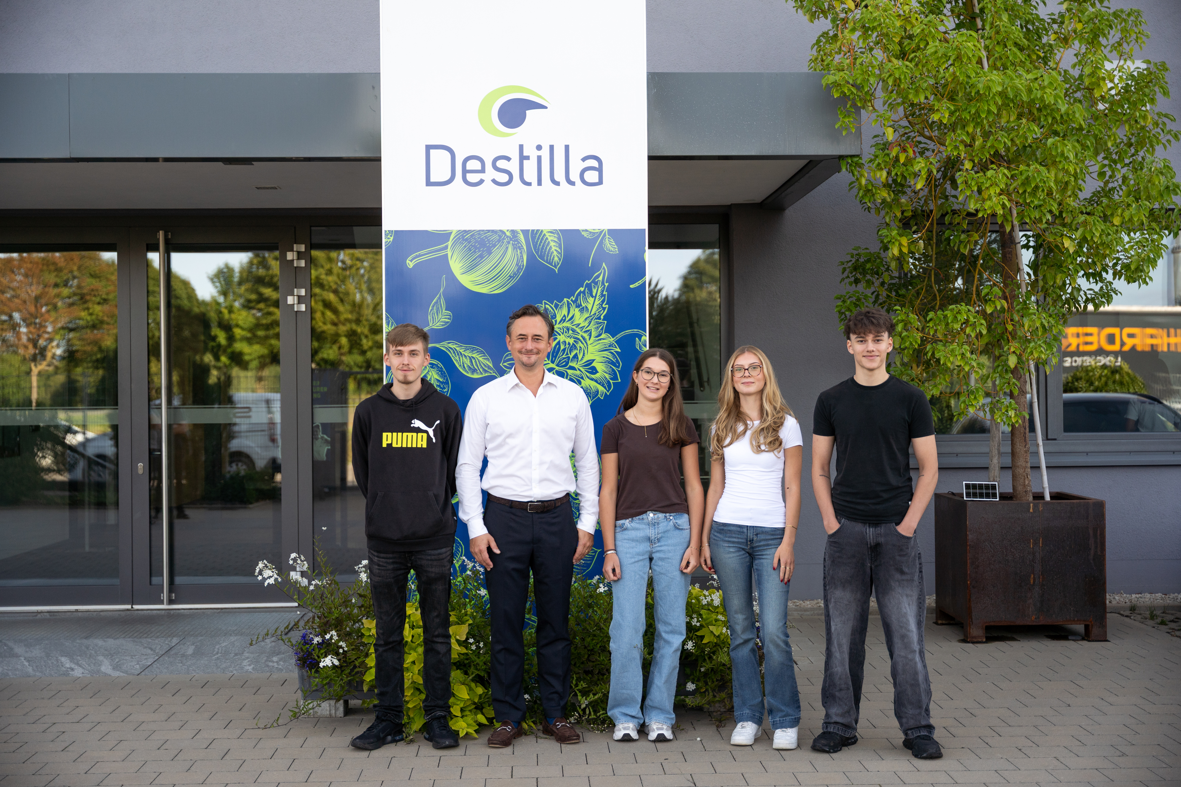 Geschäftsführer Matthias Thienel (2. v. l.) und die neuen Auszubildenden (v. l.) Fynn Serhat, Antonia Böhm, Derya Schmid und Saim Pietrosante. Foto: Destilla