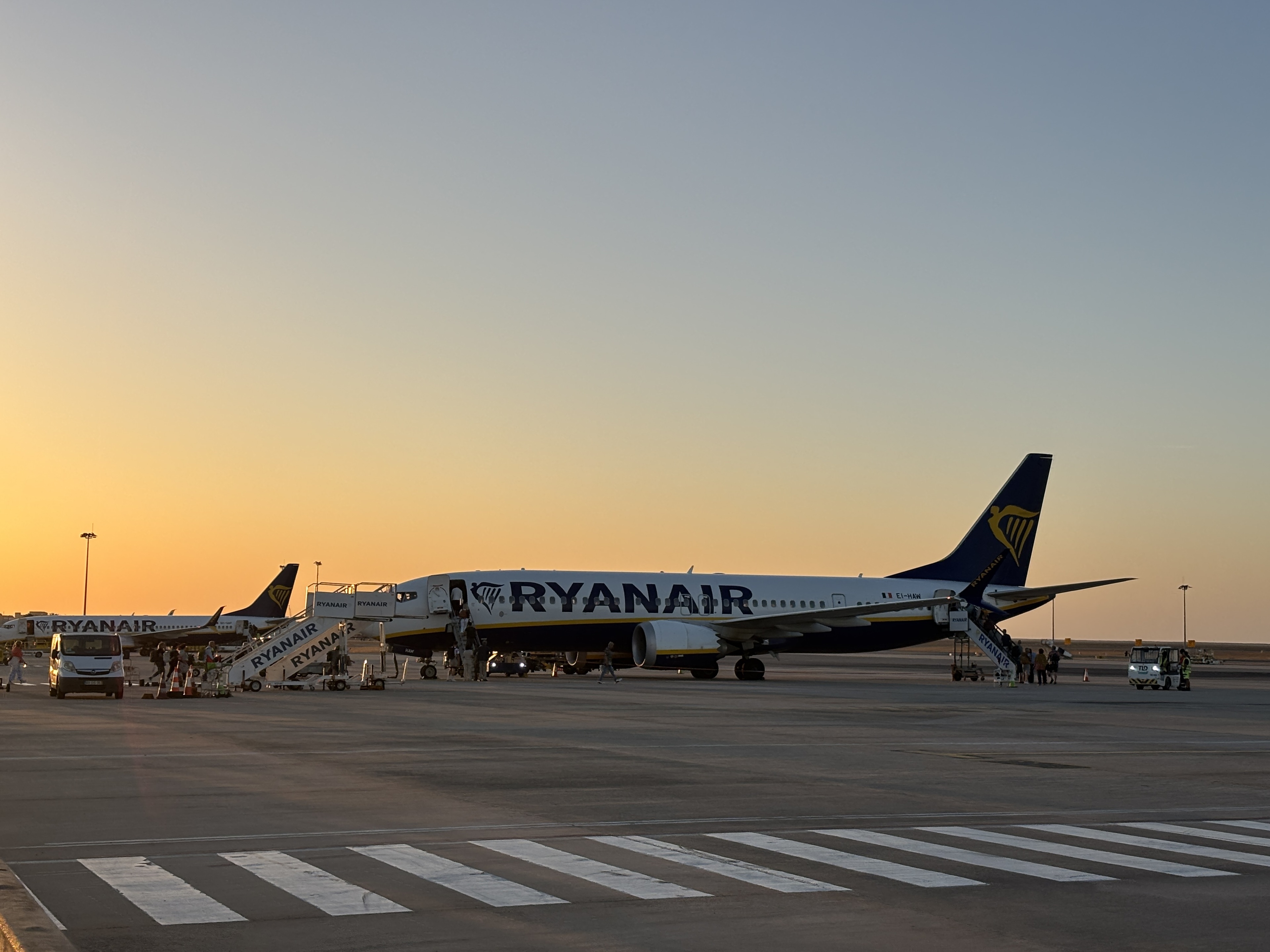 Archivbild. Ryanair-Maschine vor dem Start: Die Airline streicht im Winterflugplan 2026/27 rund 700.000 Sitzplätze in Deutschland. Foto: B4BSCHWABEN.de