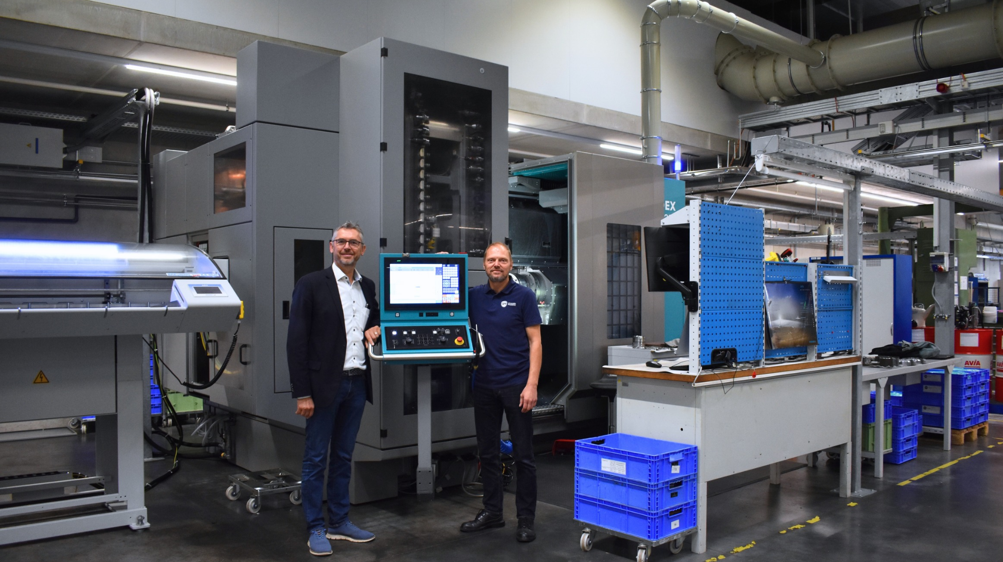 Von links: Rainer Hertle und Stefan Ohmüller vor der neuen Fräse des Typs Index R300. Foto: SPN Schwaben Präzision