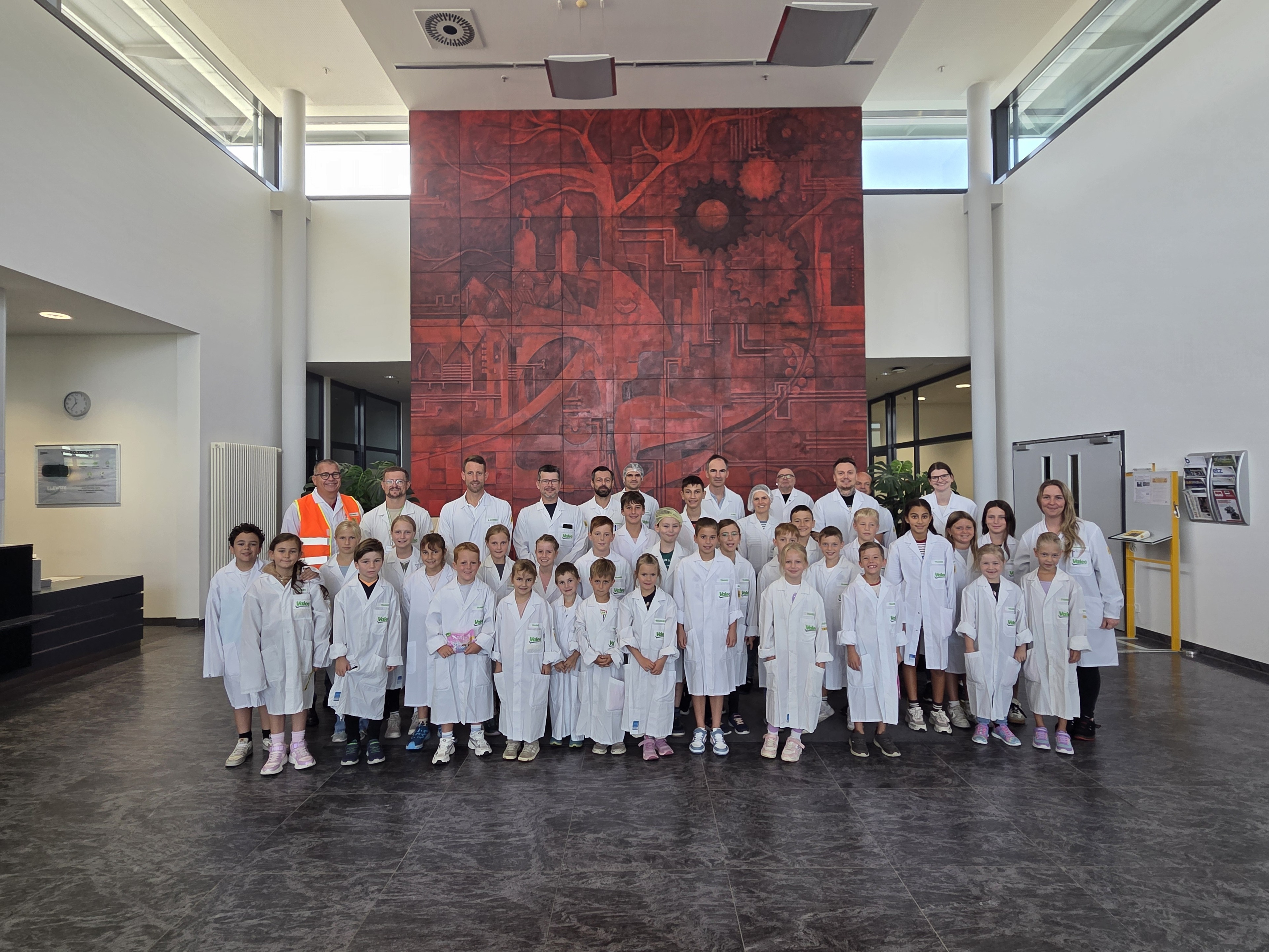 Valeo hat Kinder und Jugendliche im Rahmen des städtischen Ferienprogramms in das Werk in Wemding eingeladen.