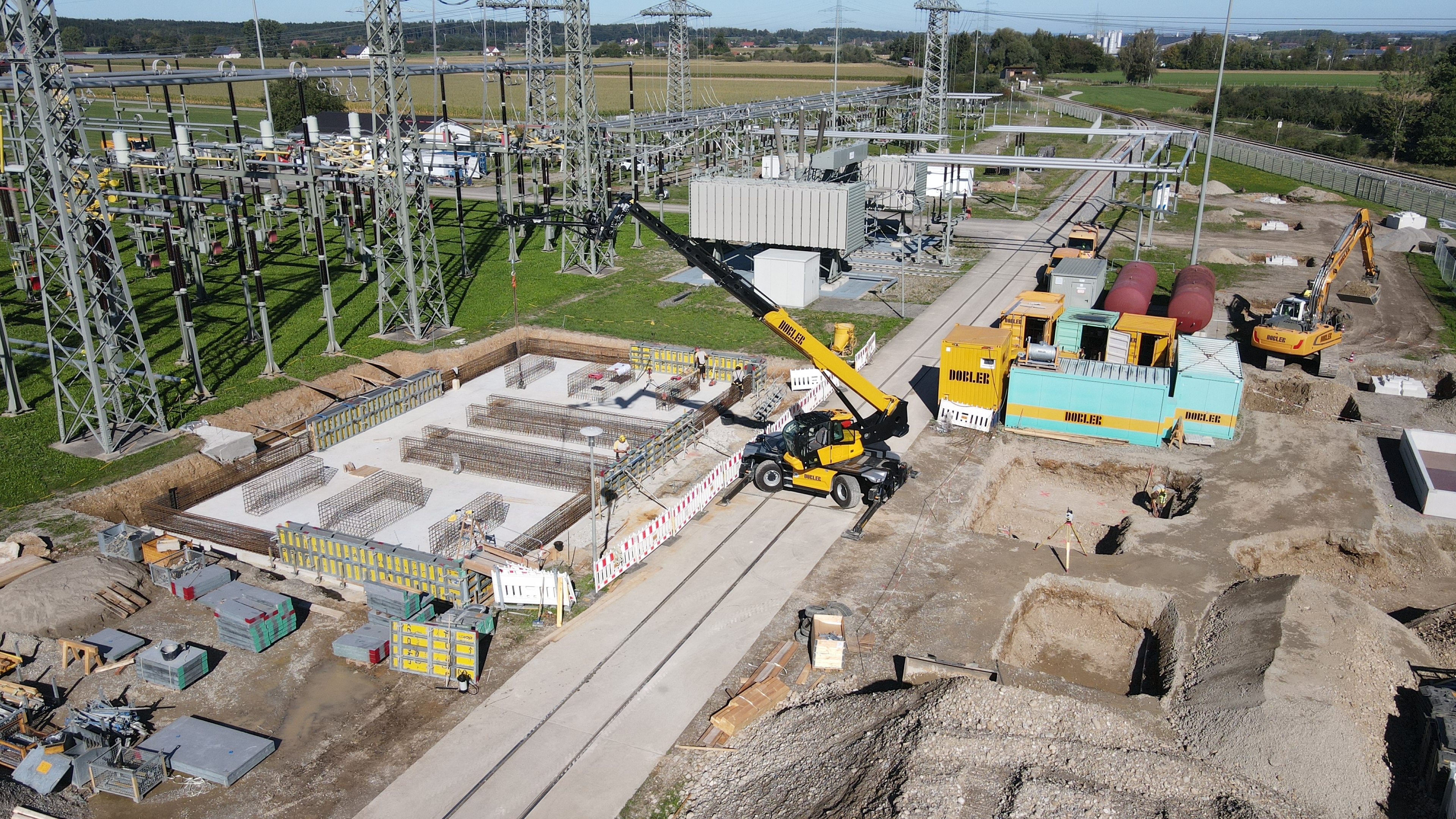 Die LEW Verteilnetz GmbH erweitert das Umspannwerk in Woringen um einen neuen Transformator (links) und ein zusätzliches Schaltf