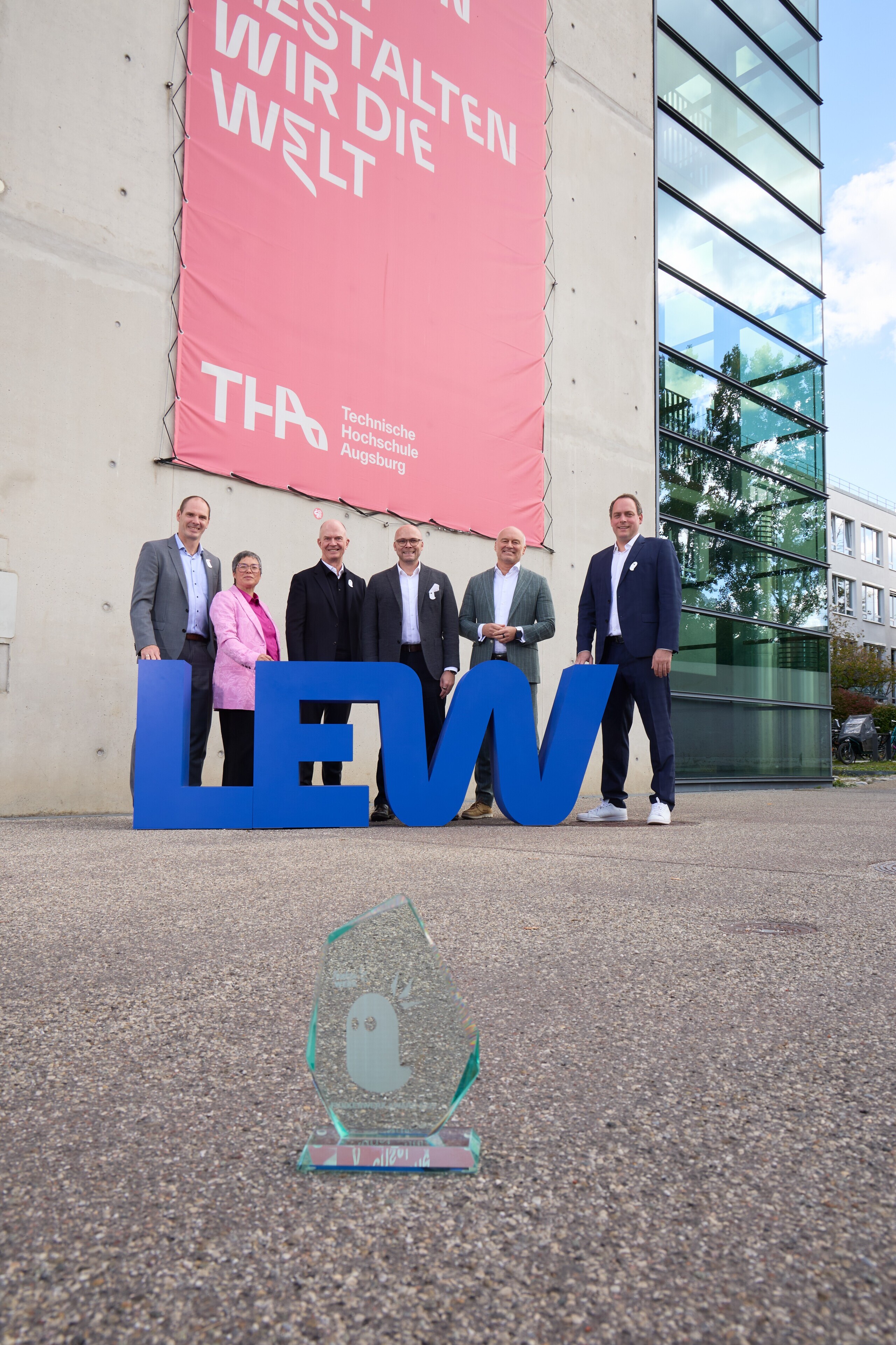 (v.l.n.r.): Prof. Dr. Frank Danzinger, Vizepräsident der THA, Verena Hörmann, Operative Leitung THA Funkenwerk, Dr. Dietrich Gem