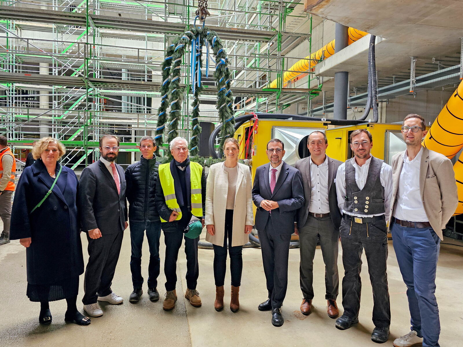 (v.l.n.r.): Regierungspräsidentin Barbara Schretter, Memmingens Oberbürgermeister Jan Rothenbacher, Björn Glass und Dieter Glass