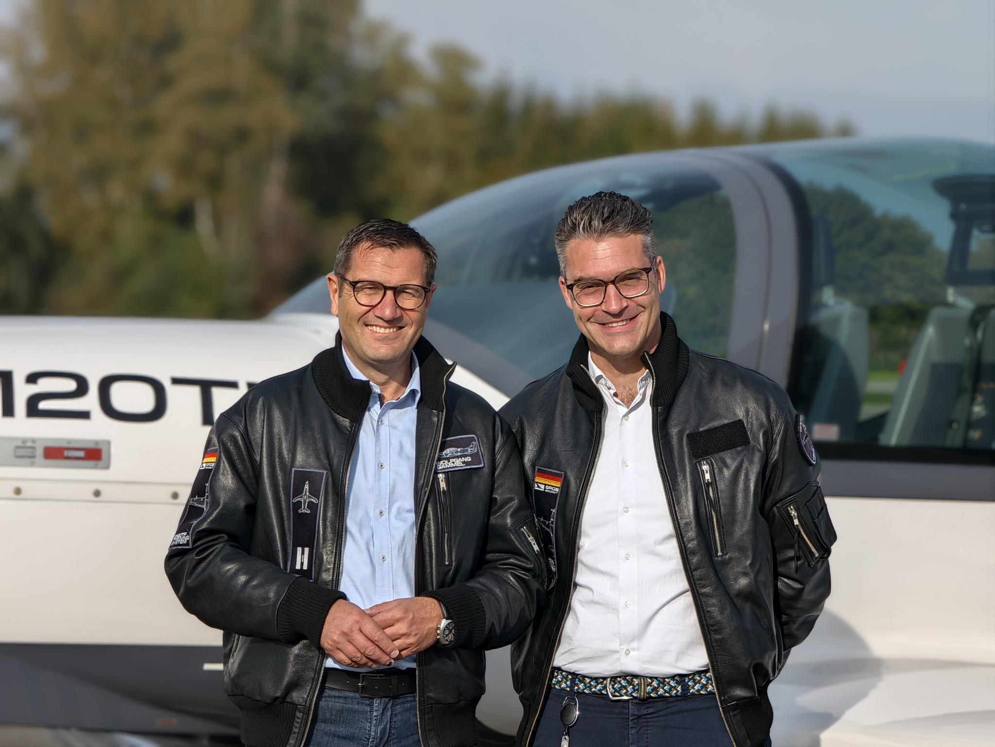 Der bisherige und der neue Geschäftsführer: Wolfgang Gammel (l.) hat die Führung von Grob Aircraft an Niels Kröning (r.) übergeben. Foto: Grob Aircraft