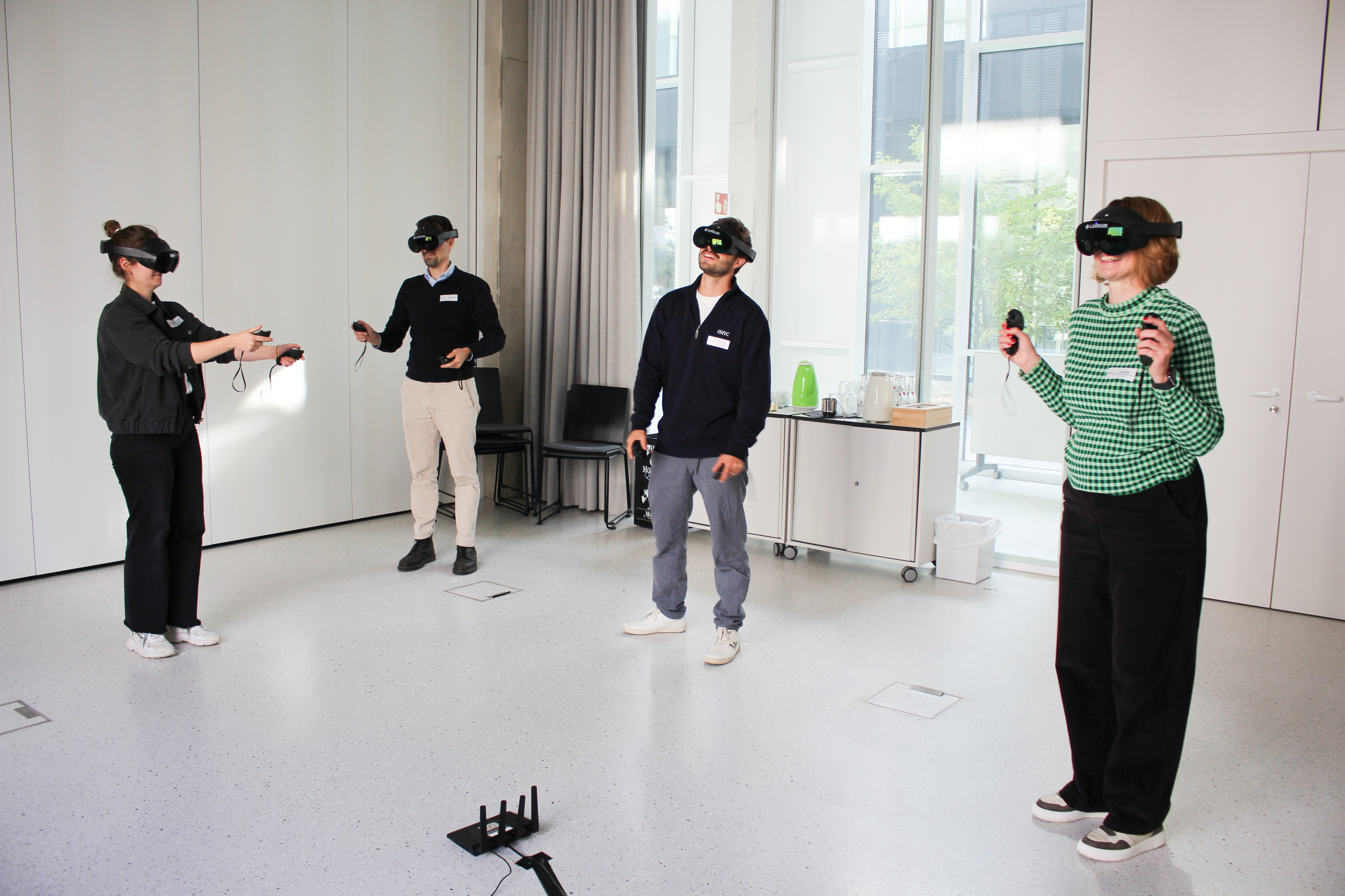 Nur als Team ist die Raumfahrtmission in der VR-Experience lösbar. Foto: B4B/ Katharina Seeburger