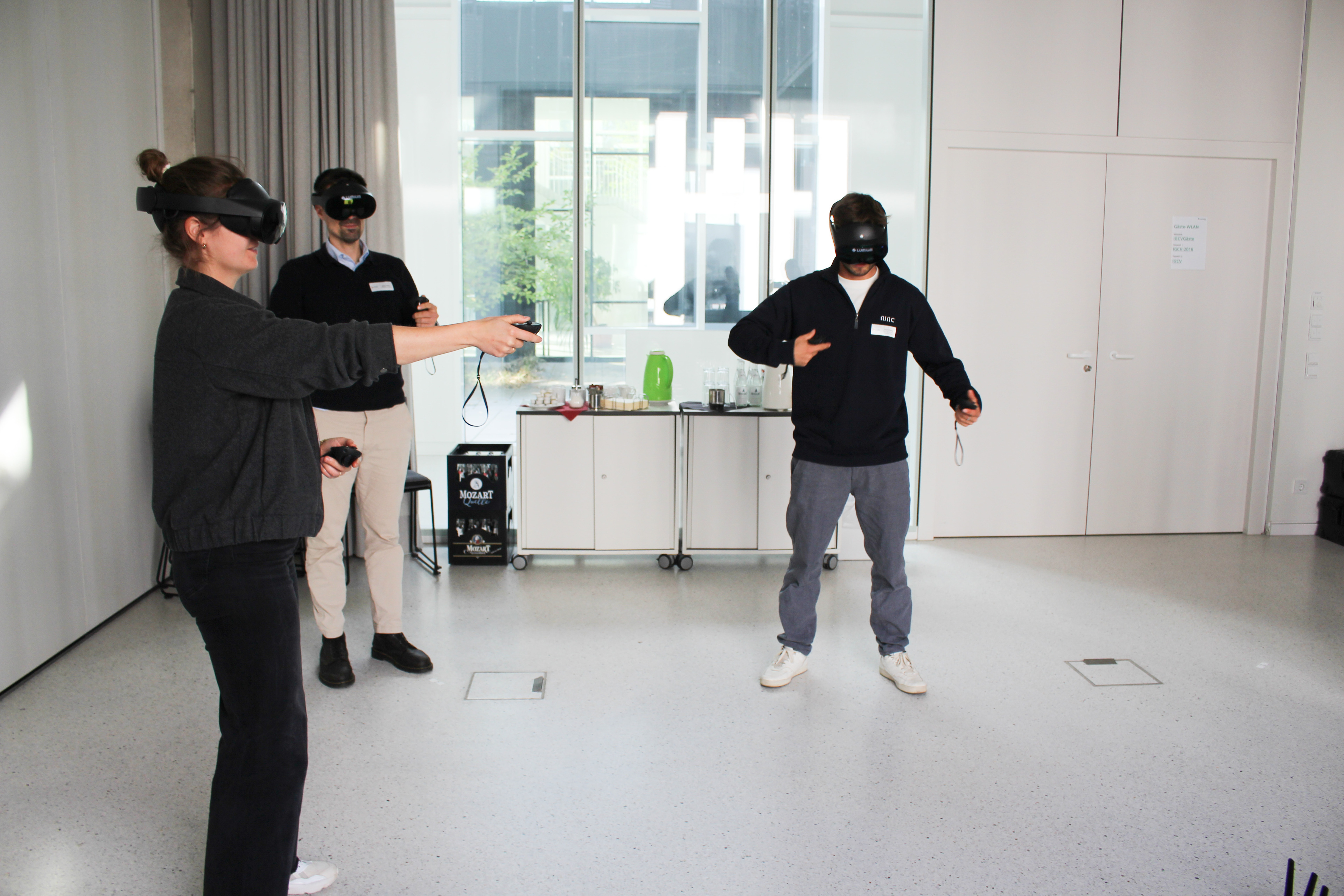 Nur wer die VR-Brille aufhat, sieht die Raumstation und die Roboter. Foto: B4B/ Katharina Seeburger