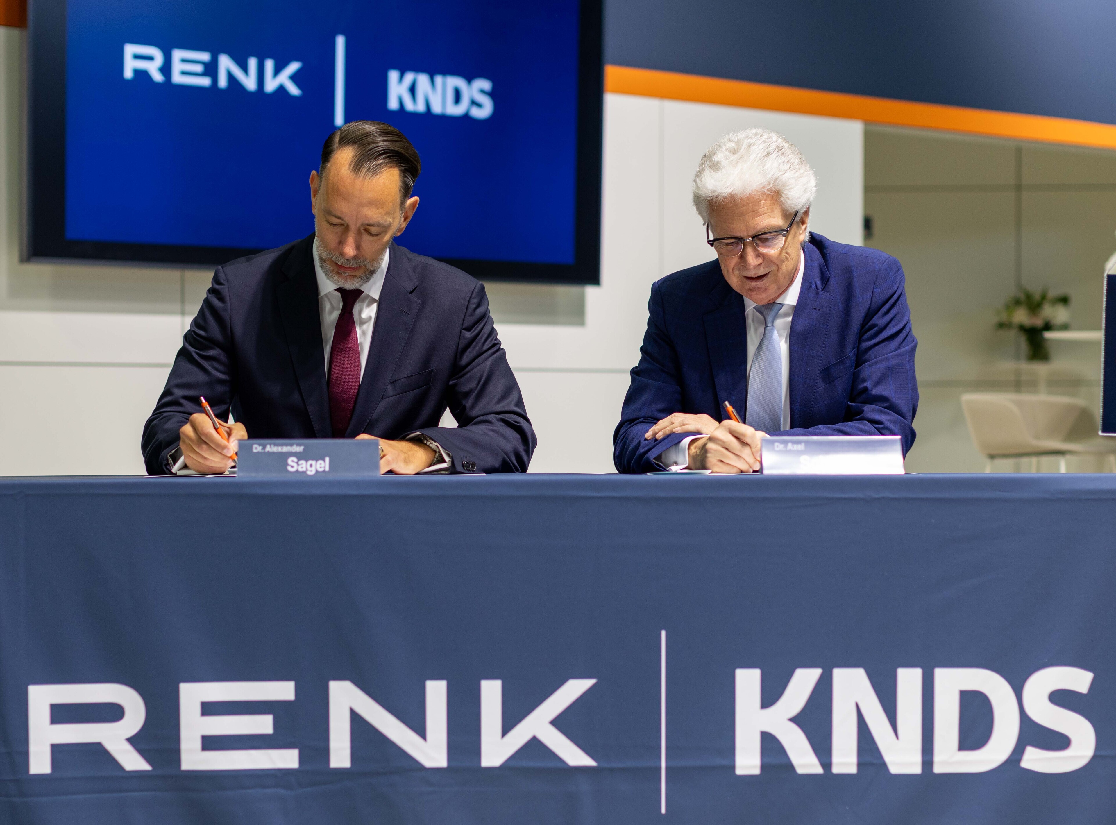 Dr. Alexander Sagel, CEO der Renk Group AG und Dr. Axel Scheibel, CTO von KNDS Deutschland, unterzeichneten den Vertrag für die Auftragserweiterung im Rahmen der AUSA 2026 in Washington. Foto: Robert Gongoll / Renk