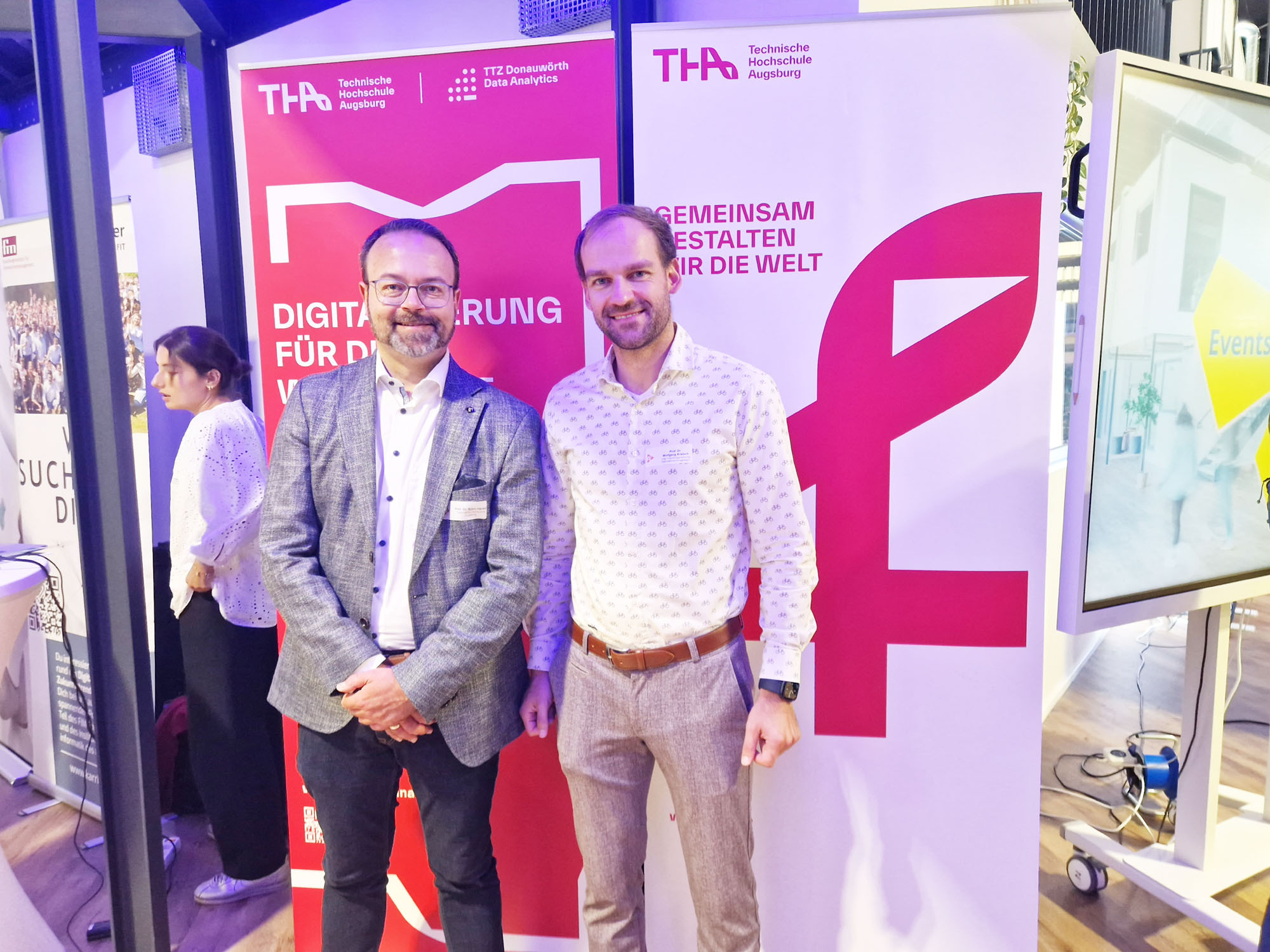 Von links: Prof. Dr. Björn Häckel und Prof. Dr. Wolfgang Kratsch. Die beiden Forscher sind Teil des FORCE-AI-Projekts an der THA. Foto: Alexander Lehner / THA