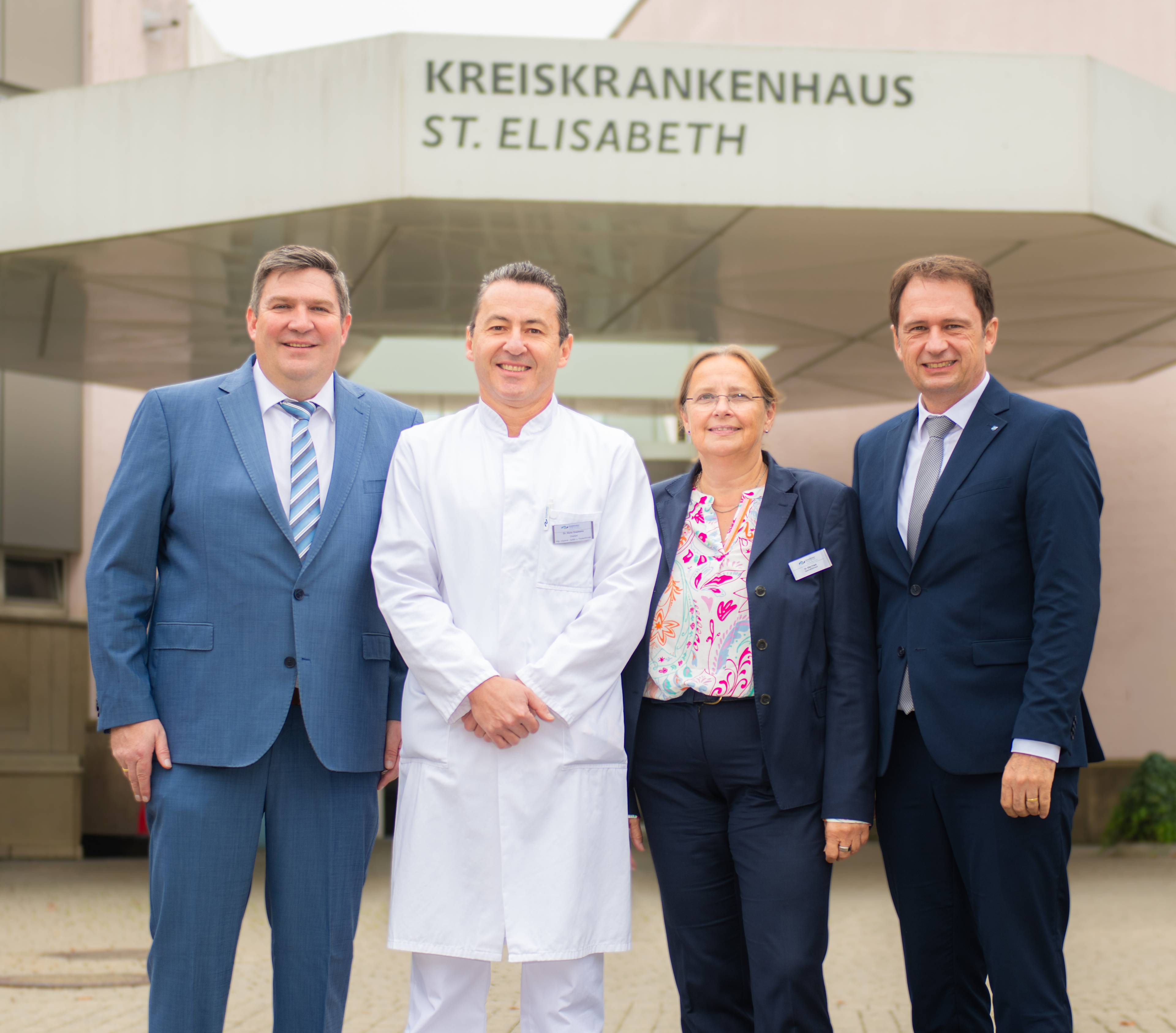 (v.l.n.r.): Landrat und Aufsichtsratsvorsitzender Markus Müller, Chefarzt Dr. Horia Orasteanu, Geschäftsführerin der Kreisklinik