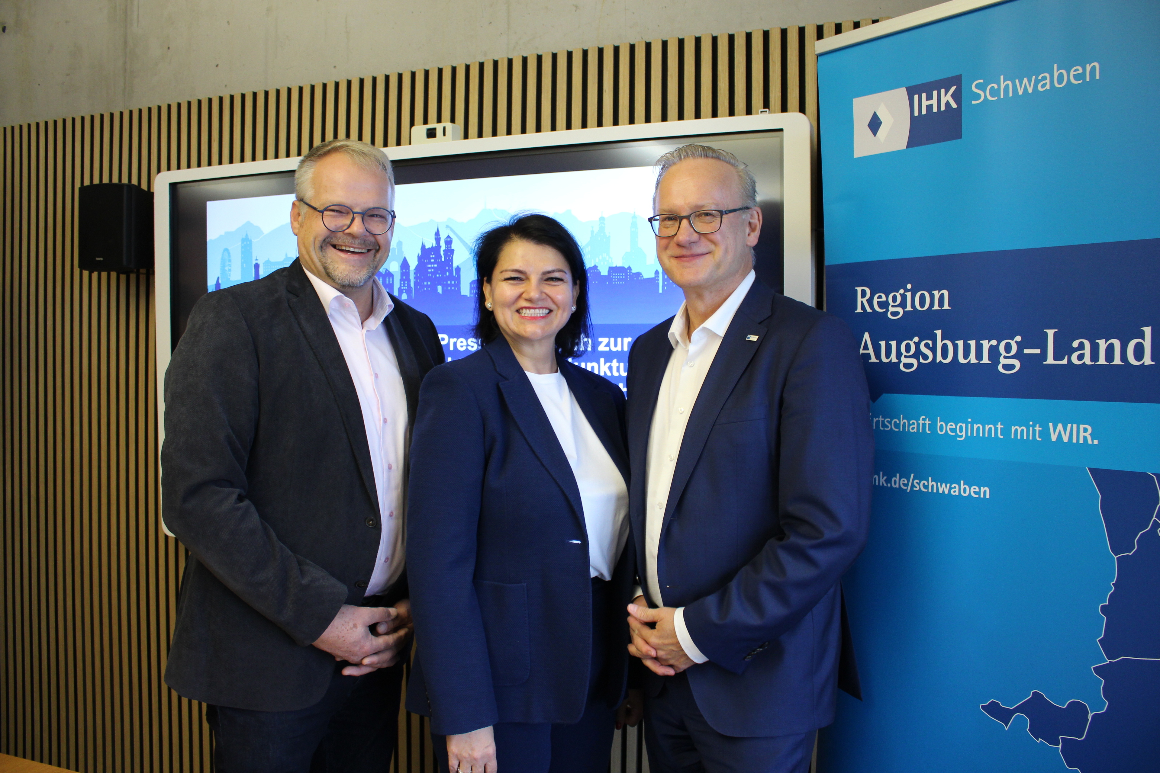 Ramona Meinzer (Mitte) ist Vorsitzende der IHK-Regionalversammlung Augsburg-Land. Mit ihrem Stellvertreter Paul Kienberger (l.) und dem IHK-Regionalgeschäftsführer Jens Walter (r.) hat sie die Ergebnisse der IHK-Konjunkturumfrage für den Landkreis Augsburg vorgestellt. Foto: B4B/ Katharina Seeburger