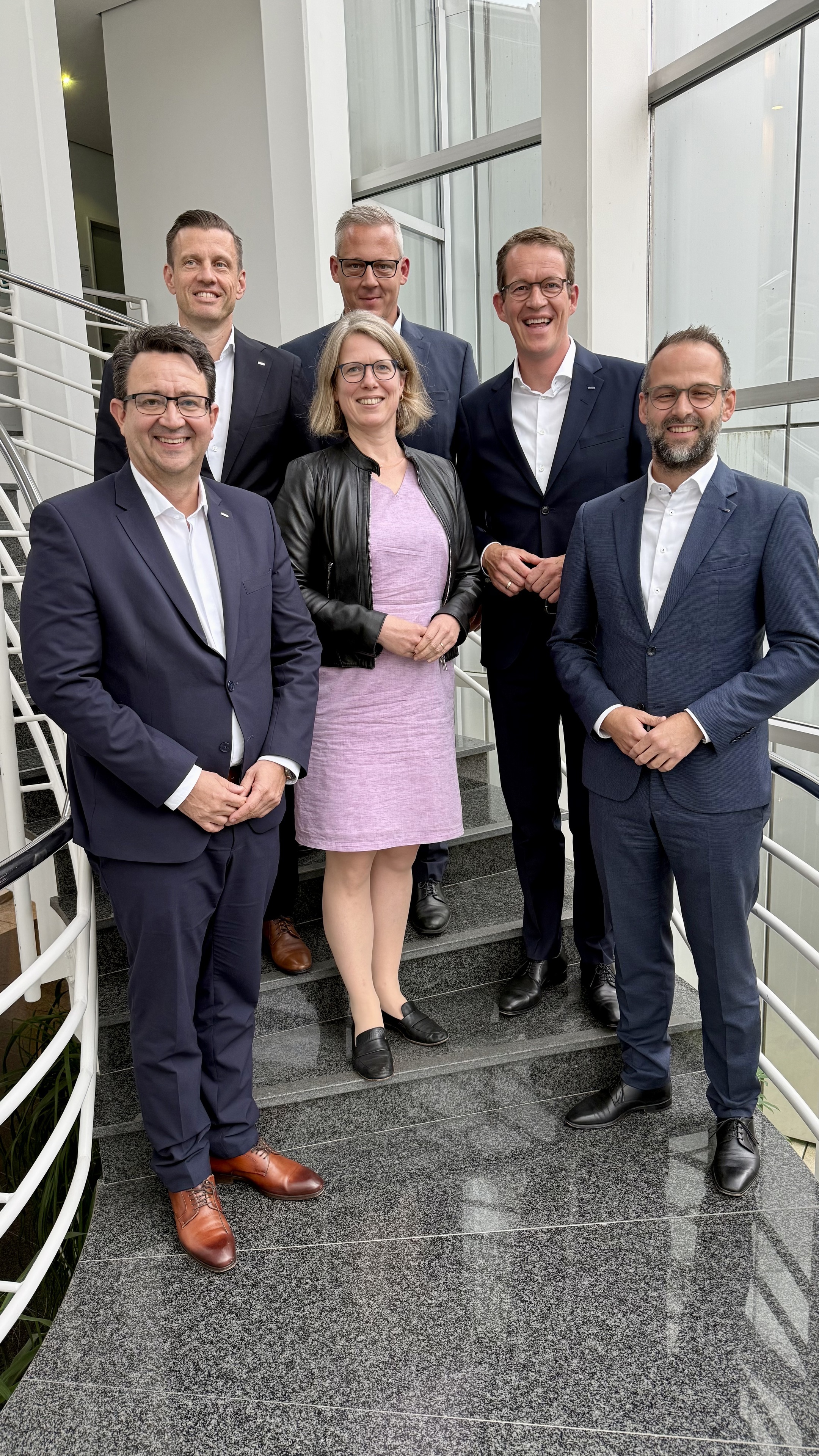 Hintere Reihe, von links: Alexander Tonn (COO Road Logistics Dachser), Kai Pervölz (Head of Adaptive Reflective Teams Fraunhofer IAIS) und Burkhard Eling (CEO Dachser). Vordere Reihe, von links: Stefan Hohm (CDO Dachser), Alice Kirchheim (Director Fraunhofer IML) und Thomas Hiemer (CFO Dachser). Foto: Dachser / Fraunhofer IML