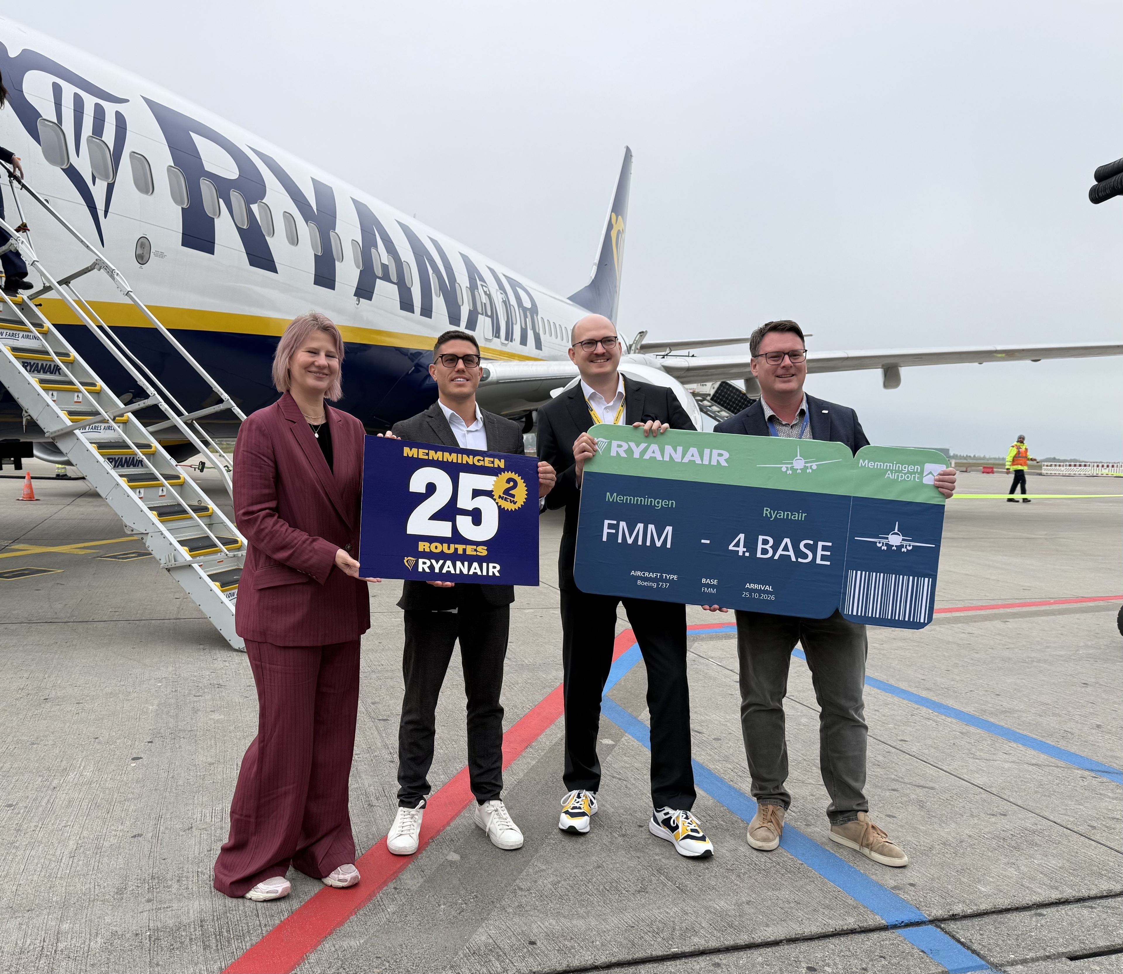 Mit einer vierten stationierten Ryanair-Maschine baut die Airline ihr Angebot am Allgäu Airport weiter aus. Im Bild (v. l.): Airport-Marketingchefin Ina Graf, Marcel Pouchain Meyer (Ryanair Head of Marketing &amp; Communications für die DACH-Region), Marco Lietz (Ryanair Head of Public Affairs Germany) und Airport-Geschäftsführer Marcel Schütz. Foto: Pauline Jung / B4B