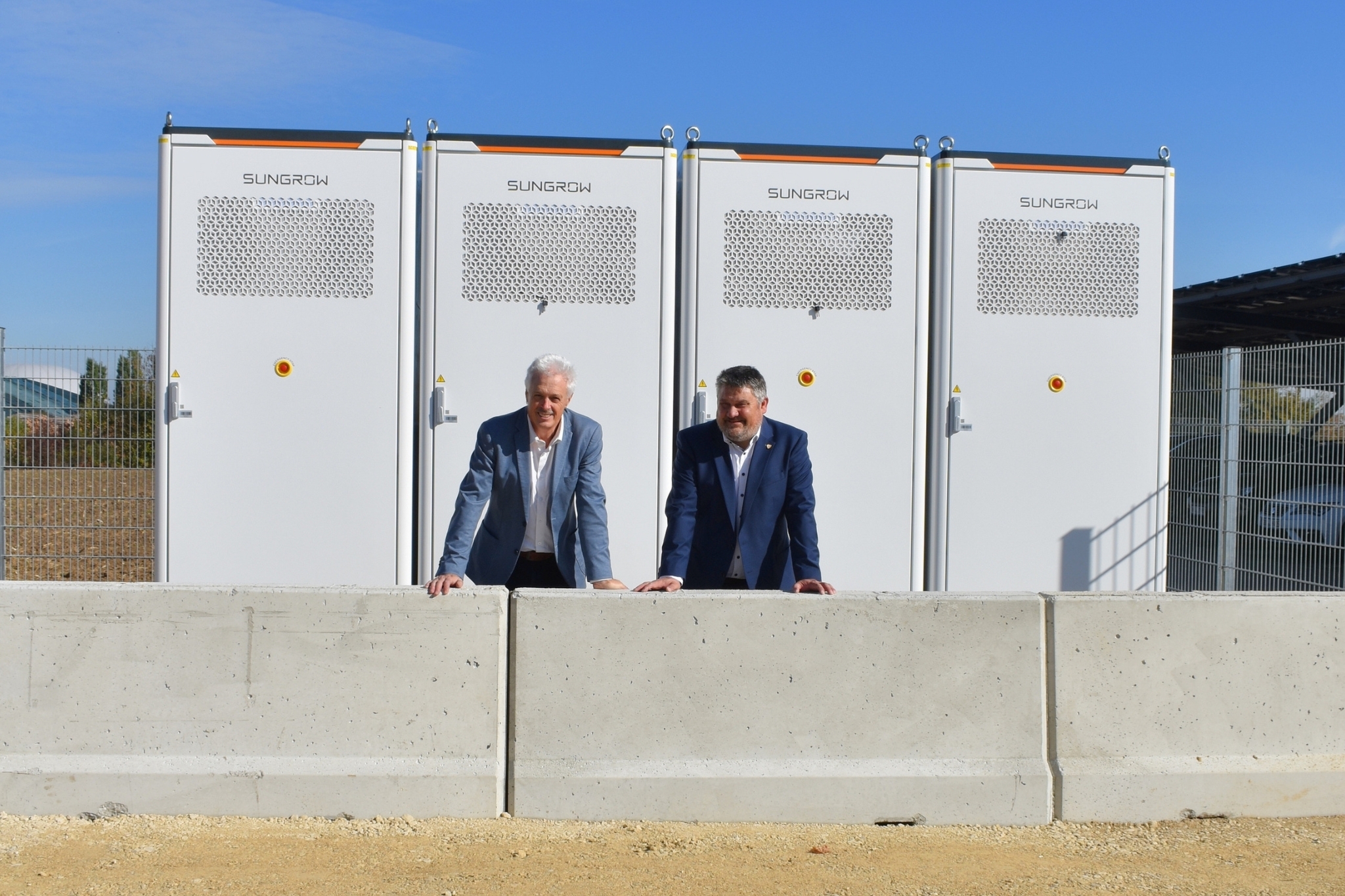 Alexander Deffner (Leiter Produktion SPN) und Georg Jaumann (kaufmännischer Geschäftsführer SPN) vor den vier neuen Batteriespei