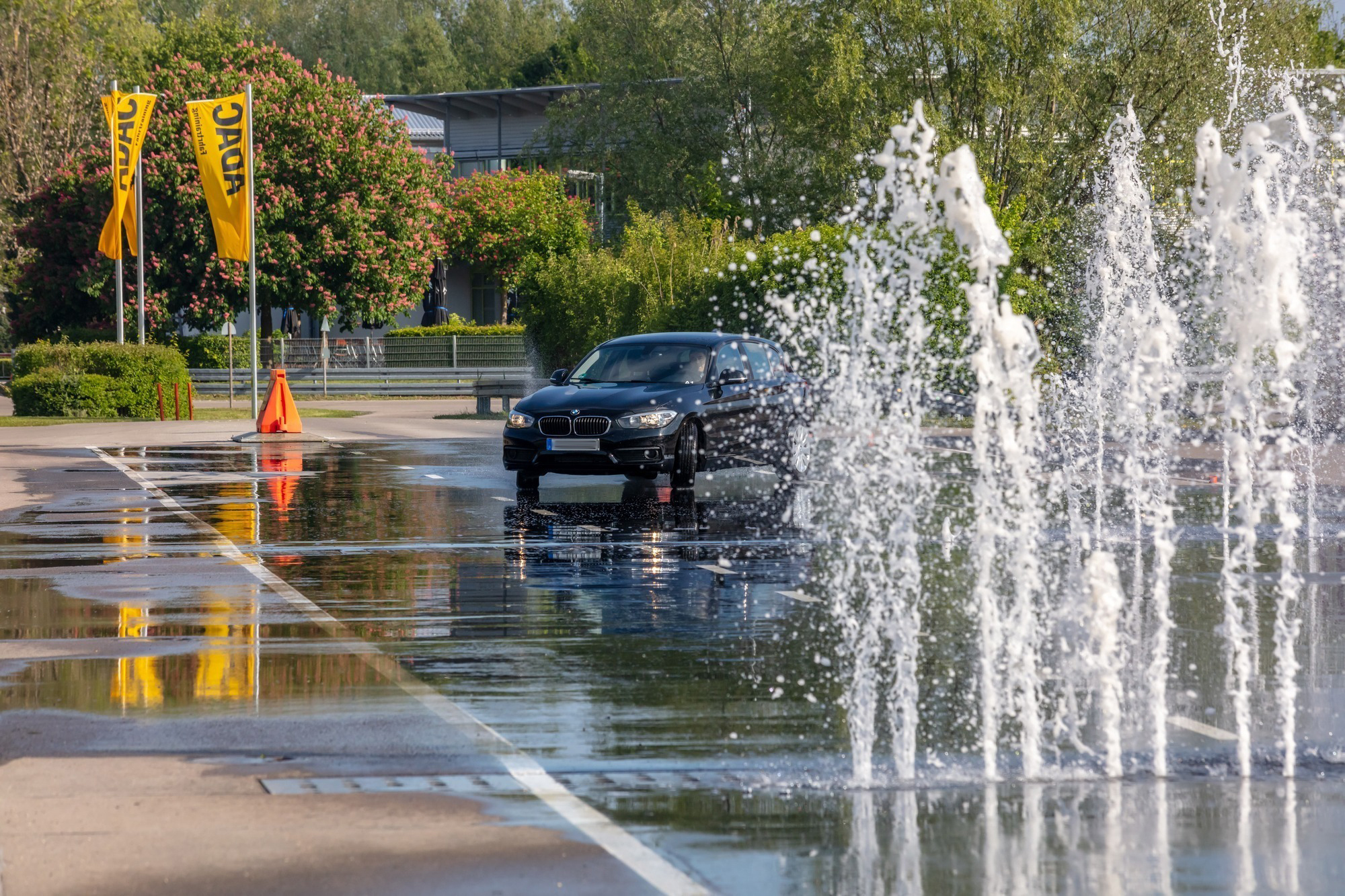 Das gemeinsame Event der ADAC Fahrsicherheitszentren Südbayern und der VMM Medienagentur verbindet Cybersicherheit und Intensivtrainings auf dem Asphalt. Foto: ADAC
