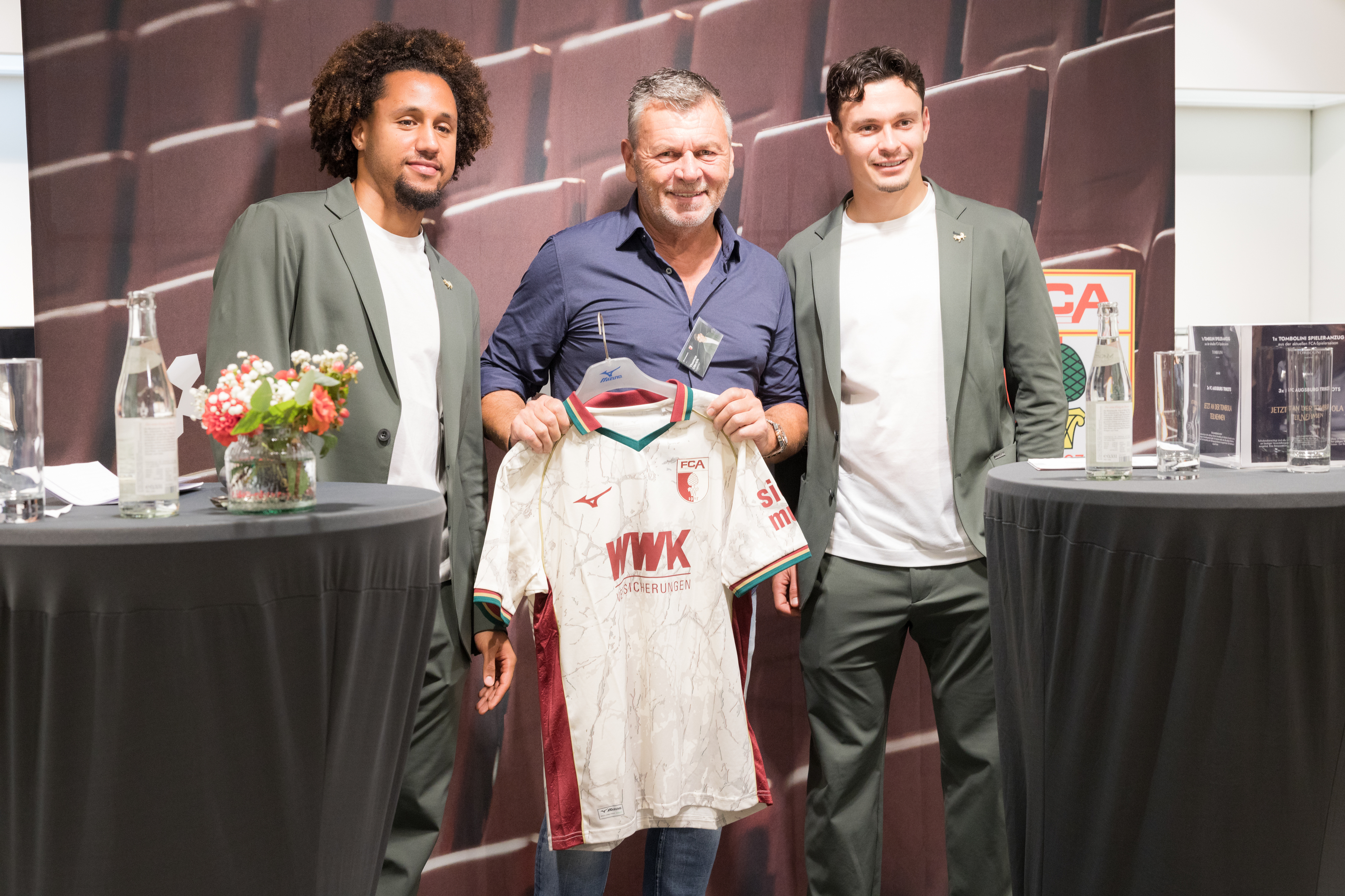 FCA-Profis Han-Noah Massengo (links) und Fabian Rieder (rechts) beim After-Work-Talk im Modehaus Papenbreer. Bei einer Tombola w