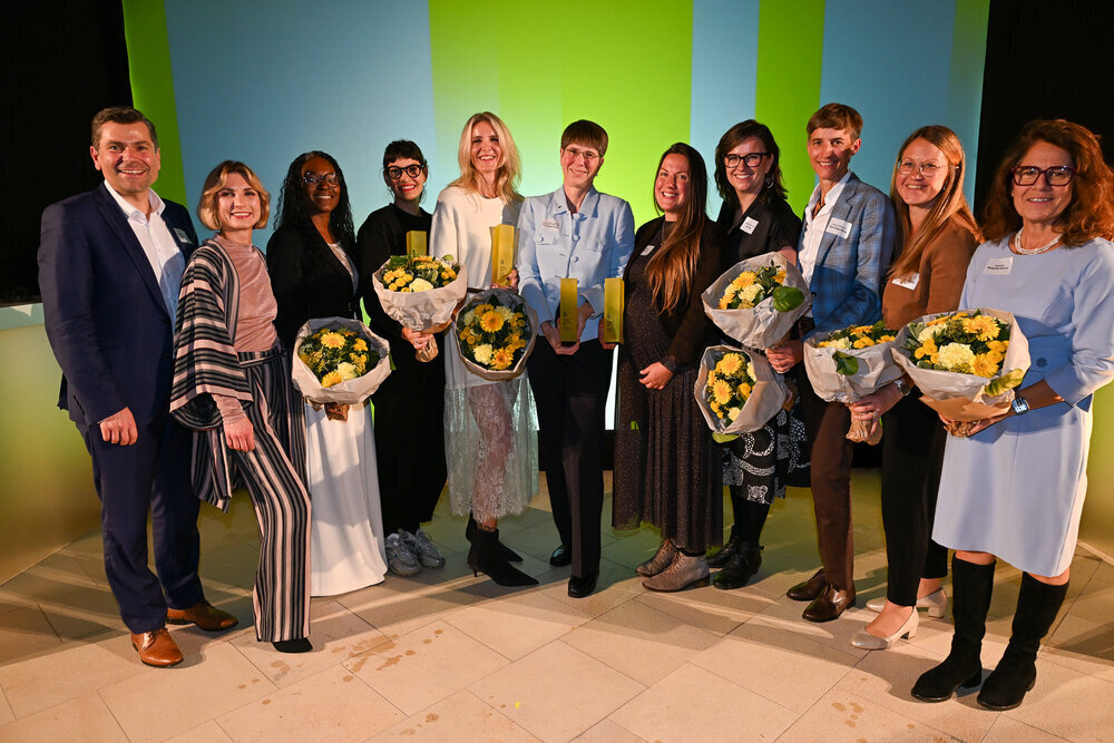 Die Preisträgerinnen des Augusta - Wirtschaftspreis für Frauen 2026 und die Jury. Foto: Ruth Plössel/ Stadt Augsburg