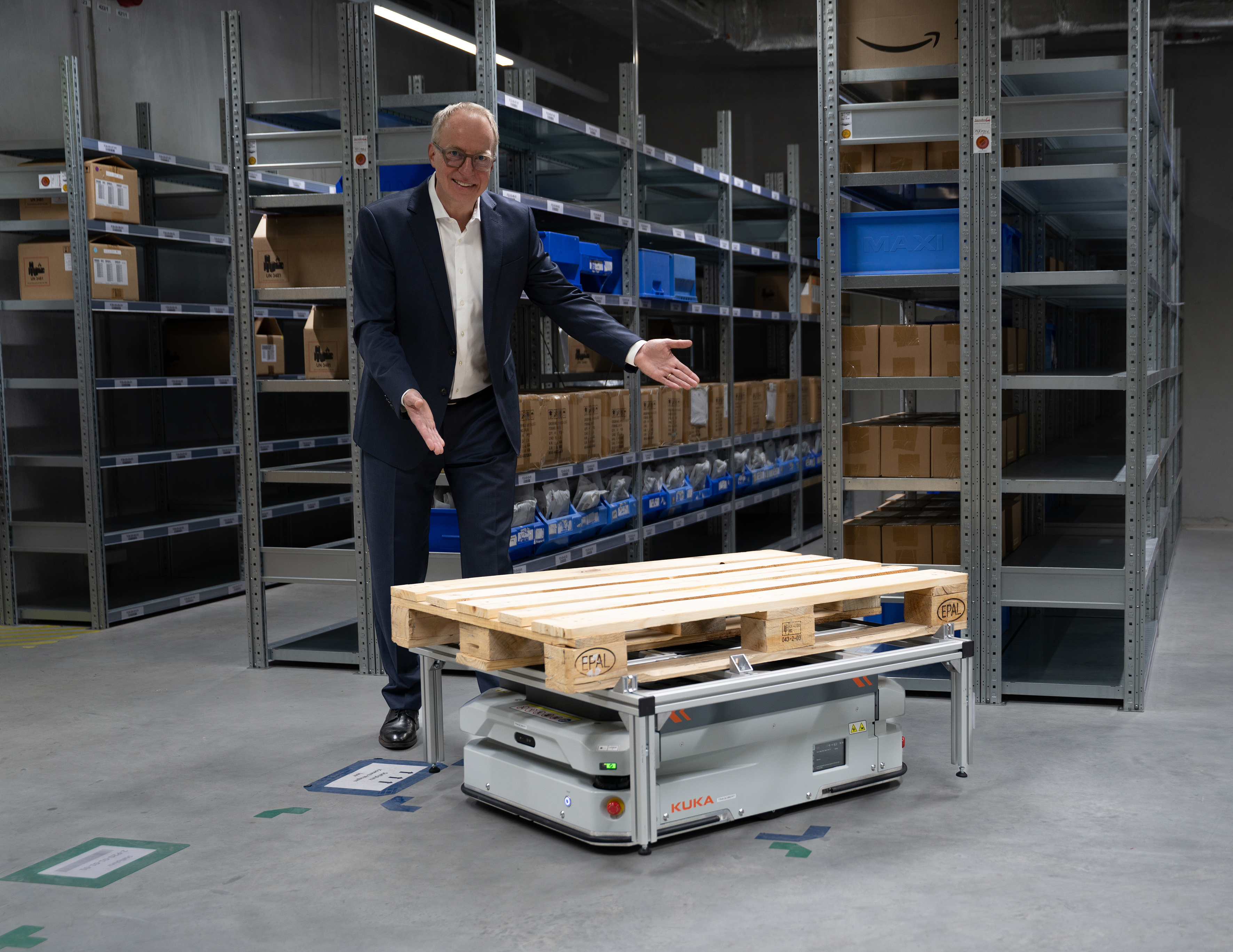 Komsa-Vertriebschef Steffen Ebner mit einem autonomen mobilen Roboter von Kuka. Foto: Kuka