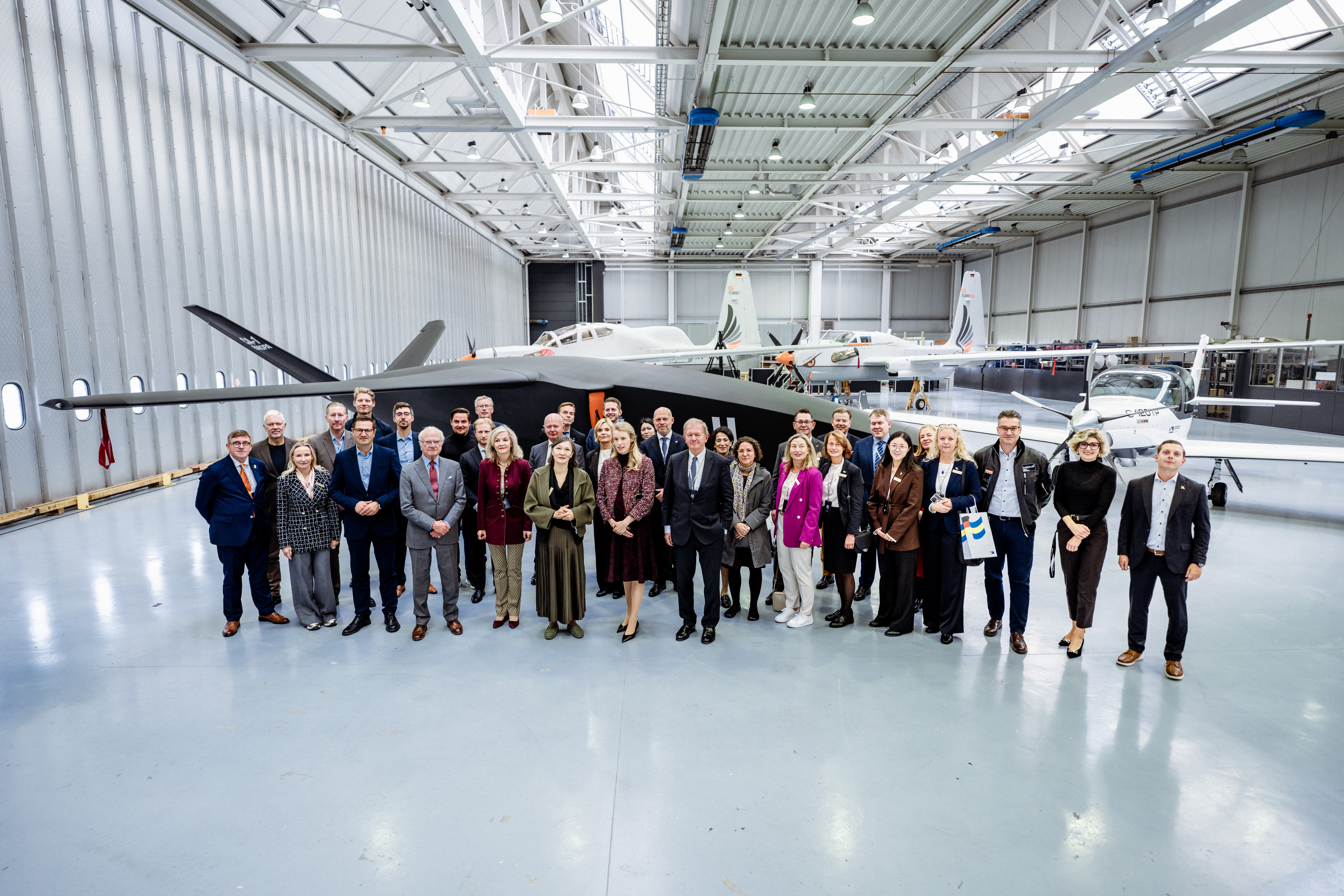 Schwedens König Carl XVI. Gustaf (vordere Reihe, vierter von links) besichtigte mit einer Delegation den Allgäuer Flugzeugbauer Grob Aircraft. Foto: Grob Aircraft