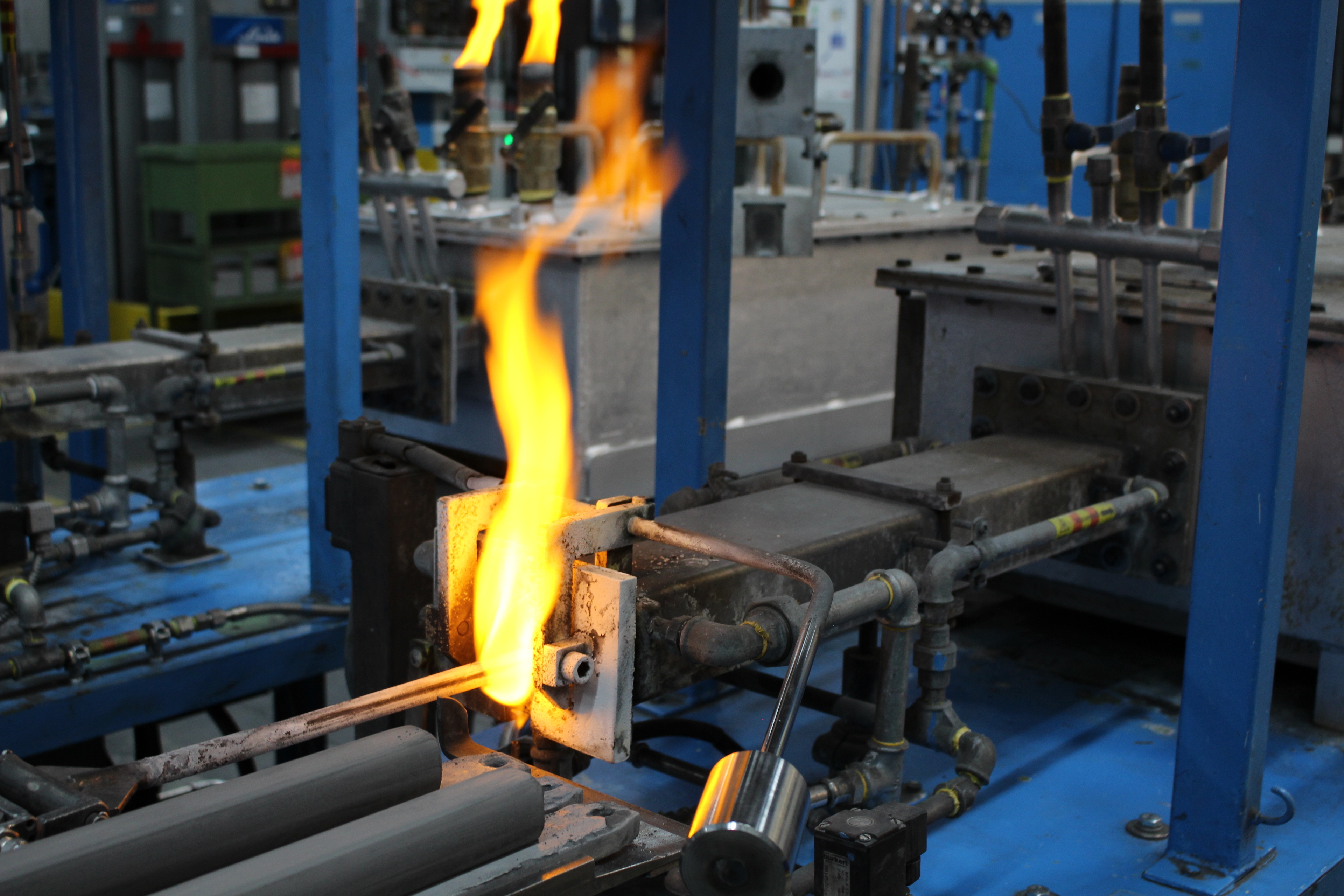 Im Metallbereich bei asm Osram werden Stäbe aus Wolfram und Molybdän in fast zweitausend Grad heißem Feuer gehärtet. Aus den Stäben entstehen am Ende die hauchdünnen Drähte, die in Leuchtmaterial zum Einsatz kommen. Foto: B4B/ Katharina Seeburger