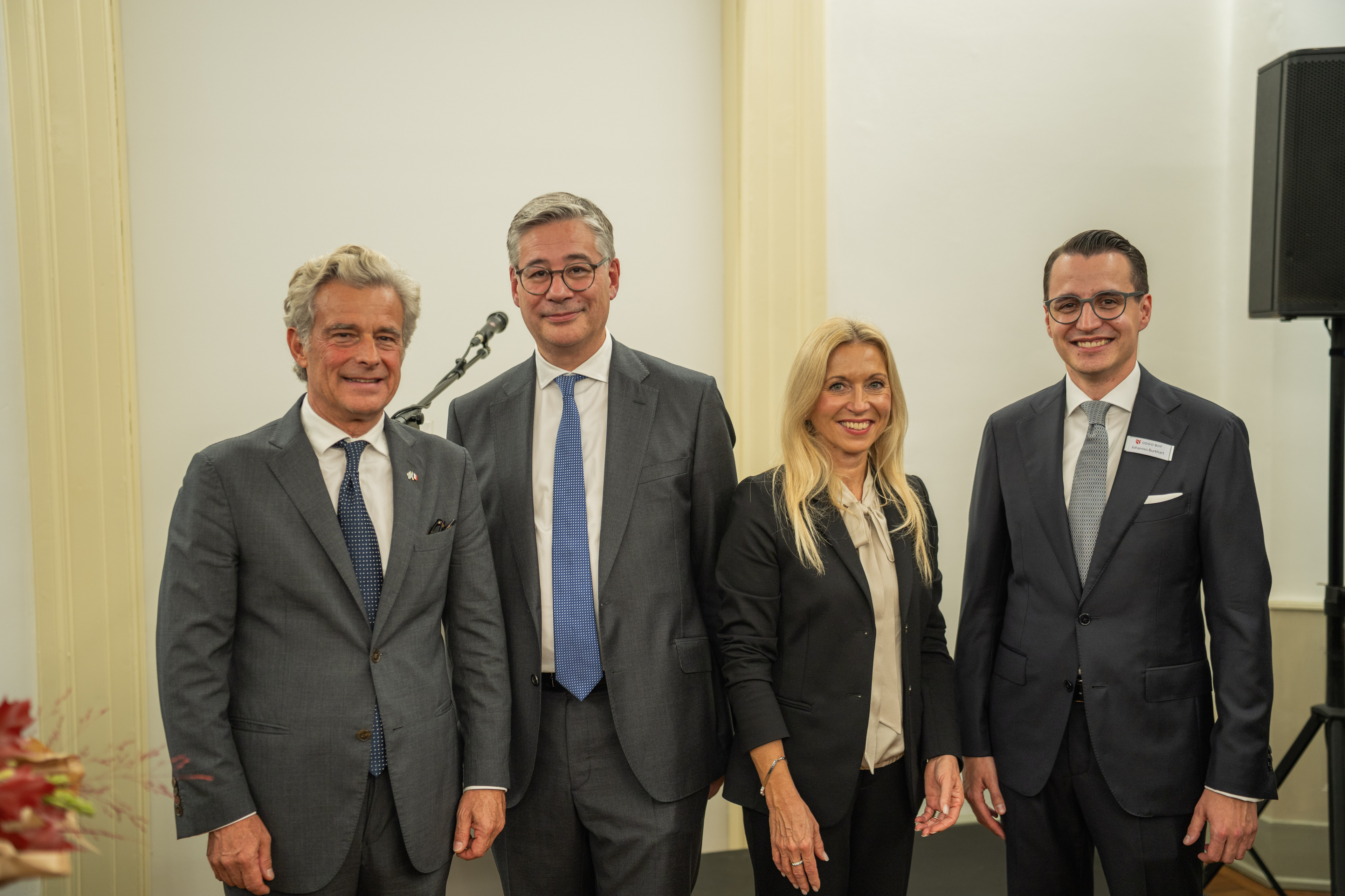 Die Redner und Gastgeber des Eröffnungsabends (v. l.): Philippe Oddo (Vorstandsvorsitzender und geschäftsführender Gesellschafter der ODDO BHF SE), Alexandre Vulic (französischer Generalkonsul), Heide Becker (Leiterin des Beratungszentrums Recht &amp; Betriebswirtschaft der IHK Schwaben) und Johannes Burkhart (Managing Director Region Bayerisch-Schwaben bei ODDO BHF). Bild: ODDO BHF