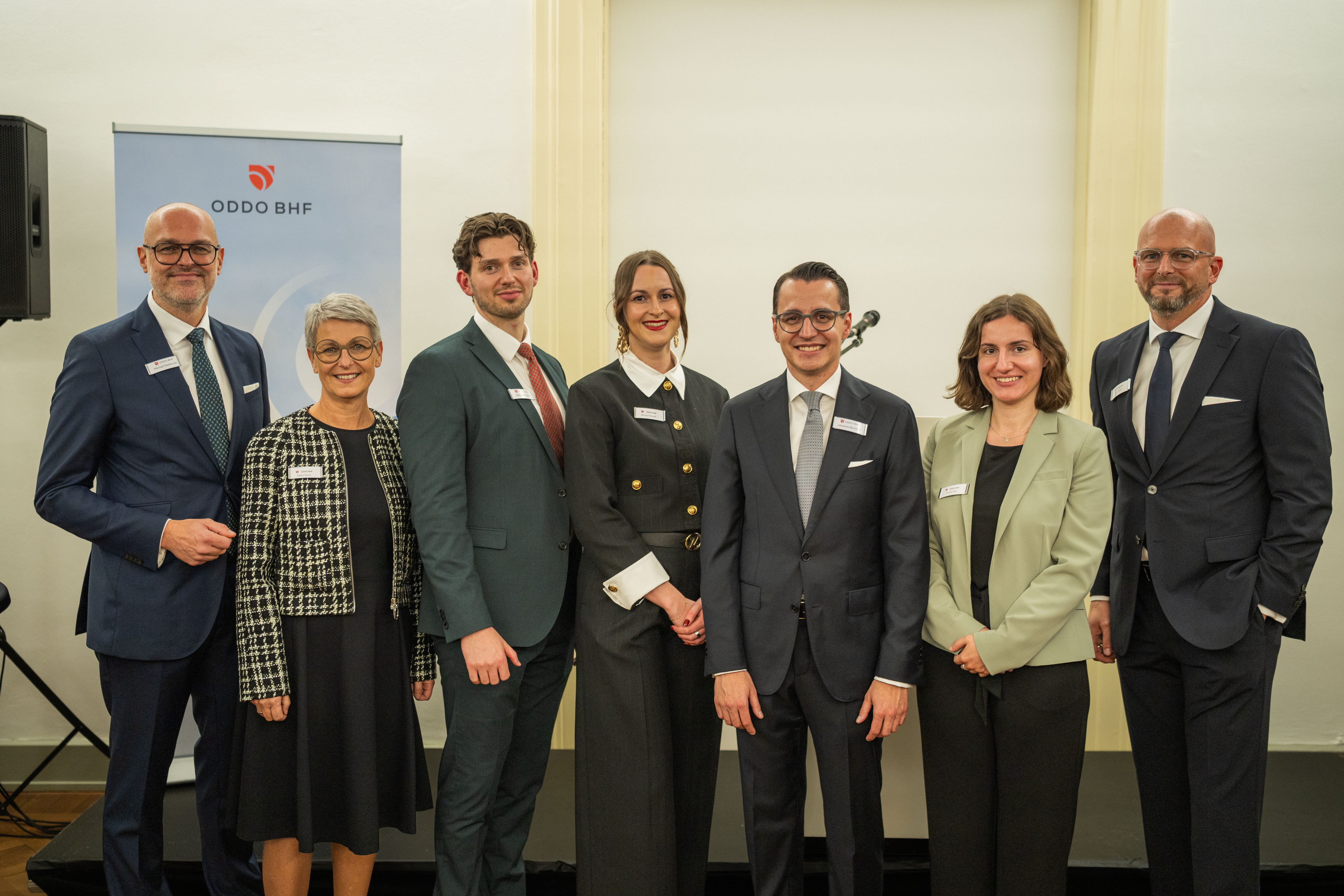 Das Augsburger Team der ODDO BHF (v. l.): Michael Siedlaczek (Standortleiter Augsburg), Sabine Kleist (Client Service Assistant), Alexander Haas (Relationship Manager), Miriam Marzell (Client Service Assistant), Johannes Burkhart (Managing Director Region Bayerisch-Schwaben), Hannah Abt (Werkstudentin) und Martin Kober (Senior Relationship Manager). Bild: ODDO BHF